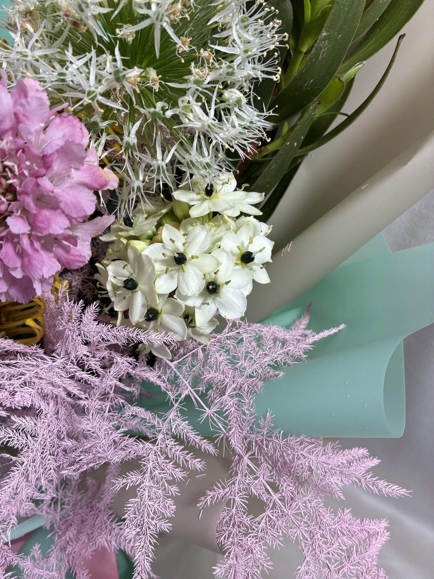 Exotic Whisper – Buchet cu protea și accente rare - Imagine 2