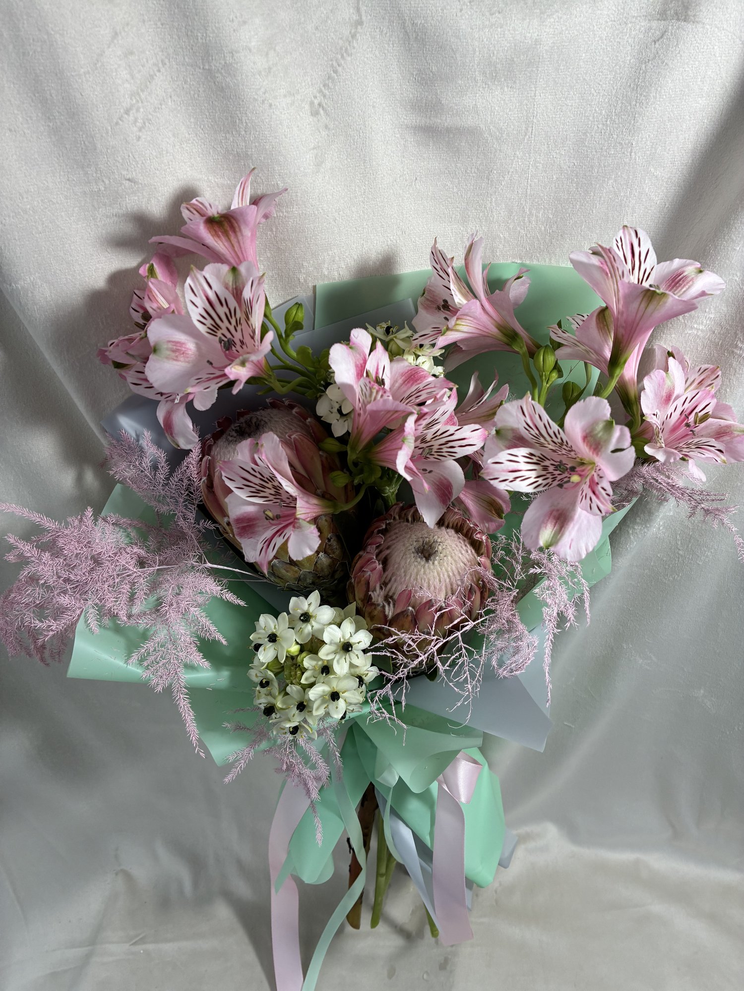 Exotic Whisper – Buchet cu protea și accente rare - Imagine 4