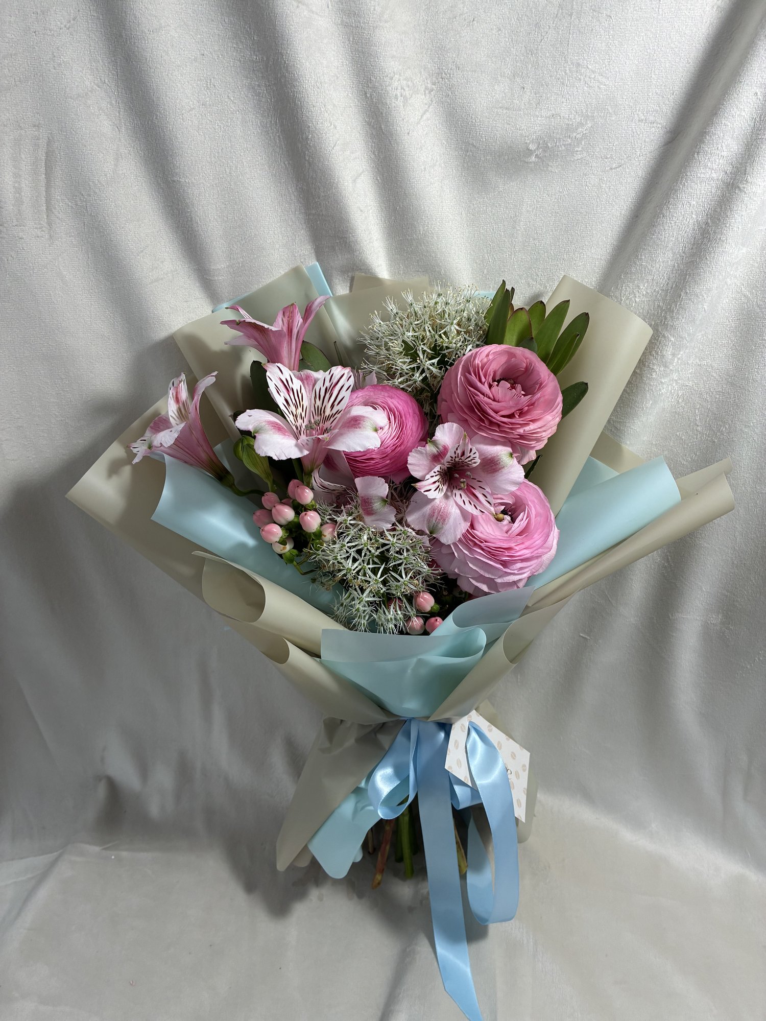 Soft Blush Garden – Buchet delicat cu ranunculus și accente fine
