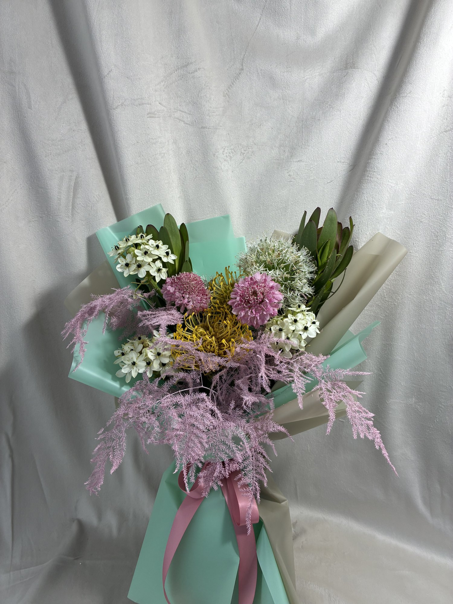 Golden Whisper – Buchet exotic cu accente pastel și texturi rare