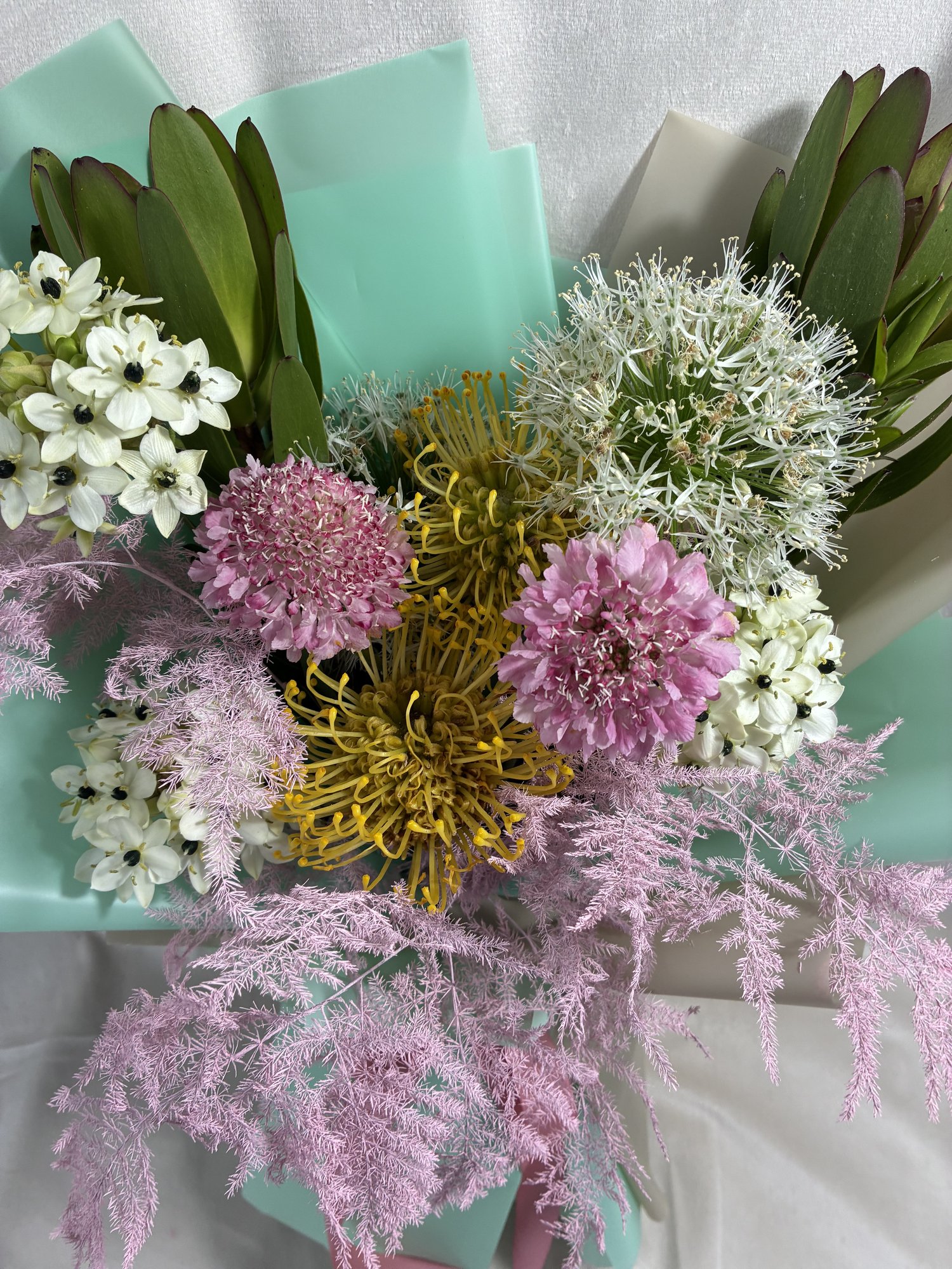 Golden Whisper – Buchet exotic cu accente pastel și texturi rare - Imagine 2