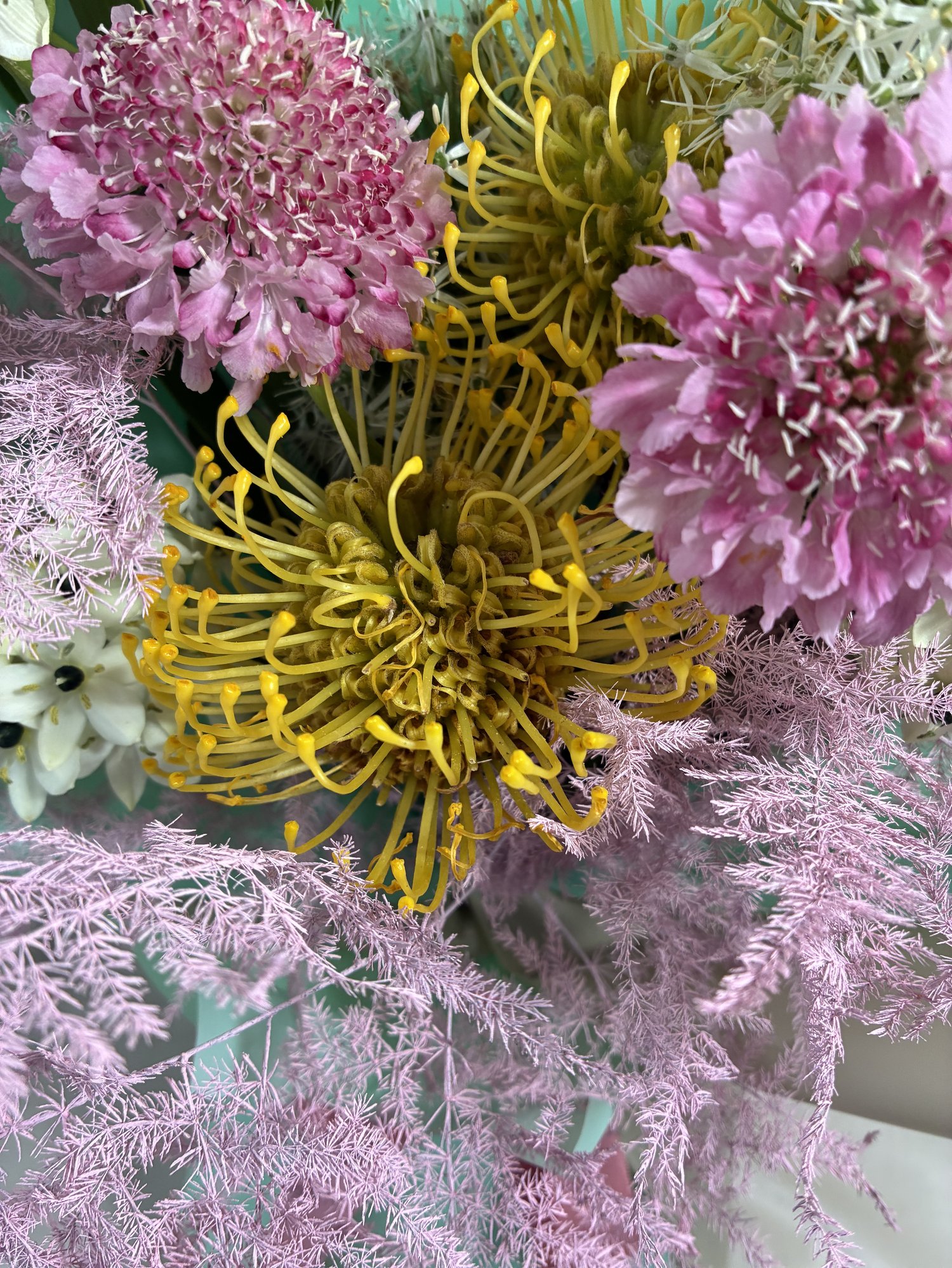 Golden Whisper – Buchet exotic cu accente pastel și texturi rare - Imagine 3