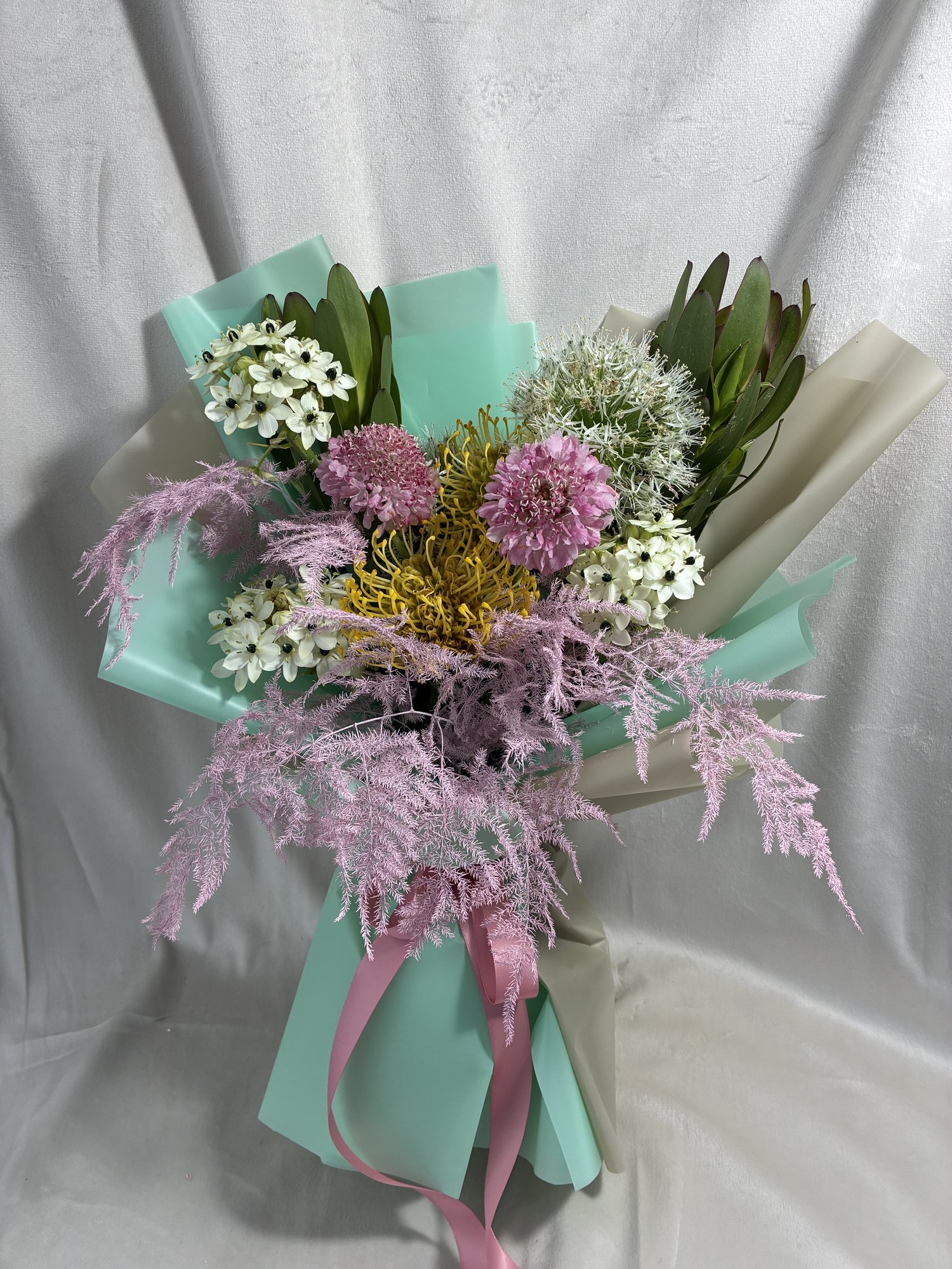 Golden Whisper – Buchet exotic cu accente pastel și texturi rare - Imagine 4