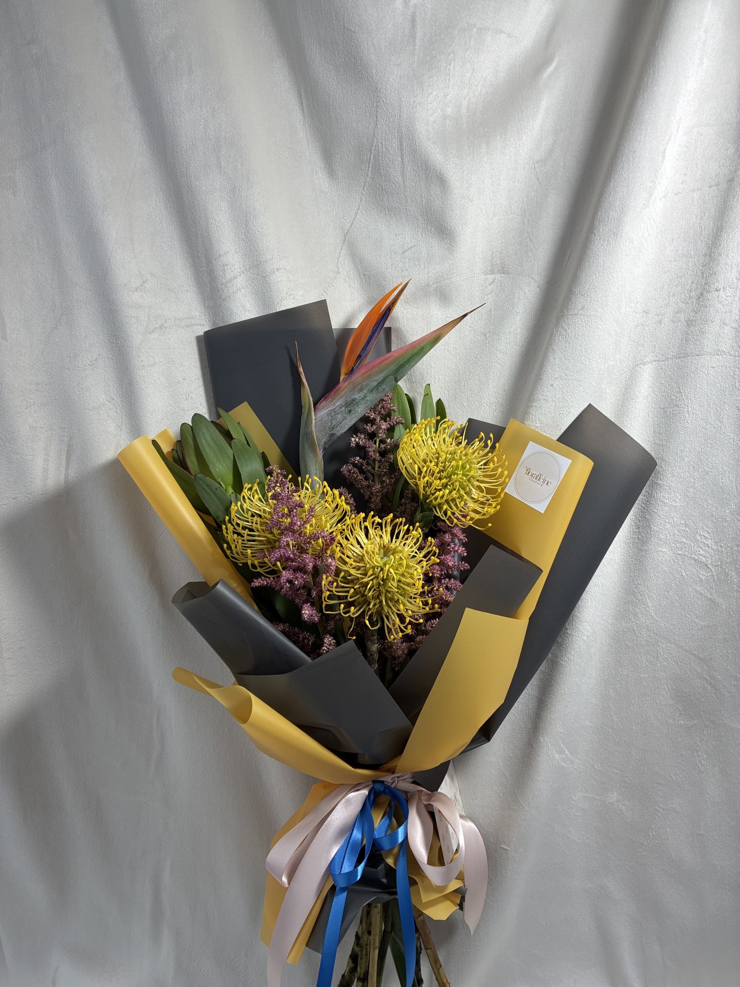 Golden Edge – Buchet exotic cu strelitzia și accente puternice