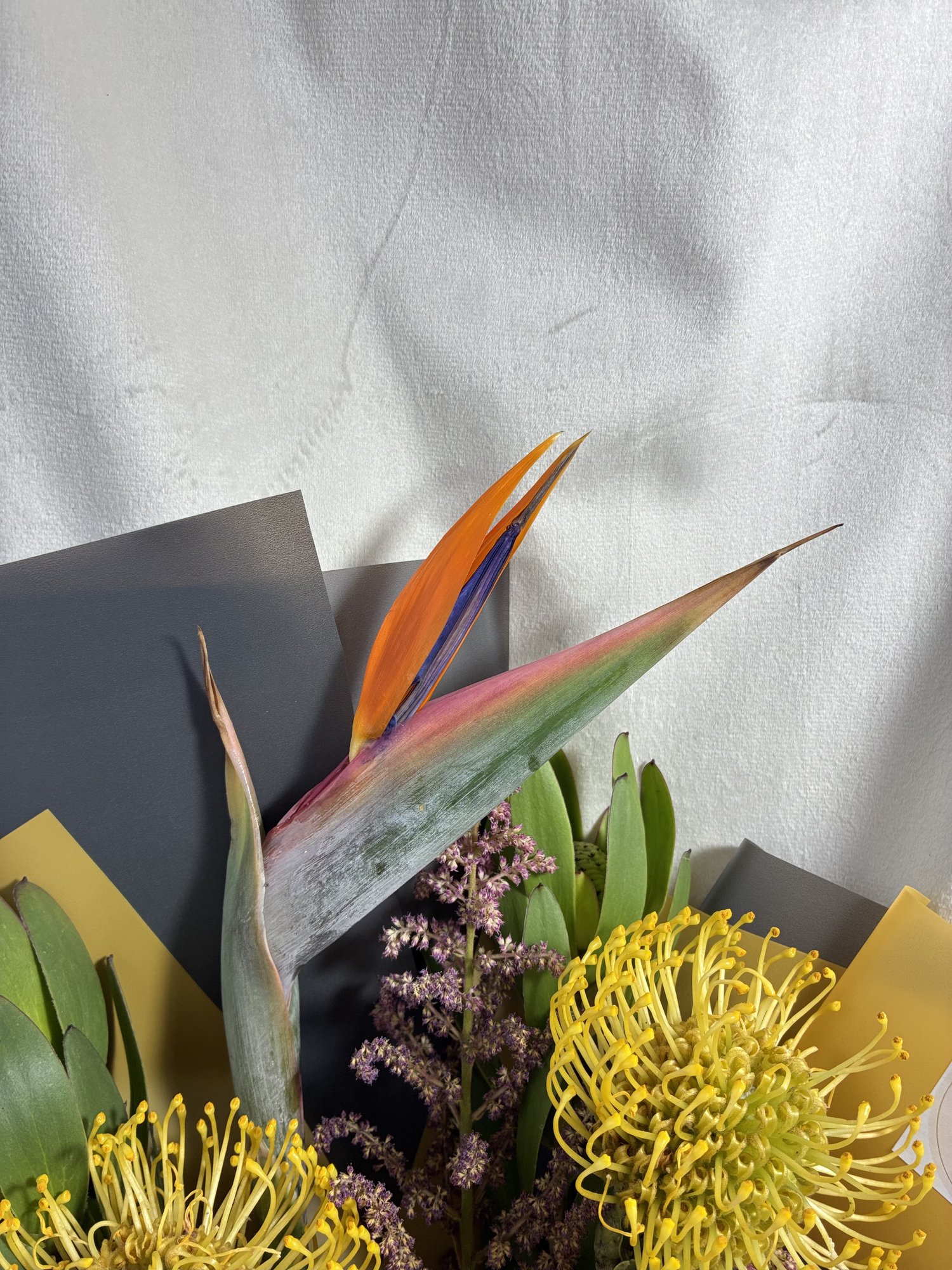 Golden Edge – Buchet exotic cu strelitzia și accente puternice - Imagine 3