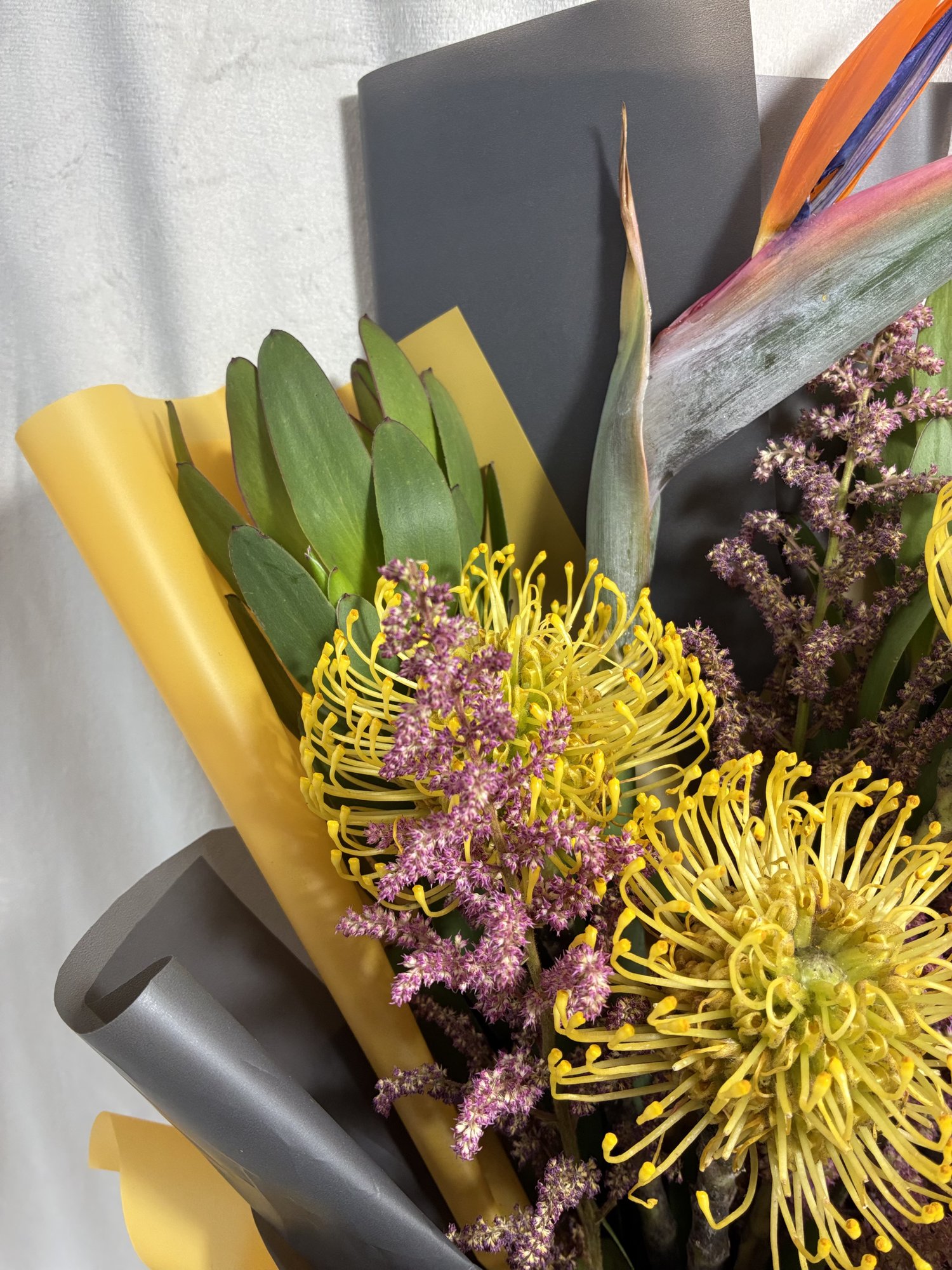 Golden Edge – Buchet exotic cu strelitzia și accente puternice - Imagine 4
