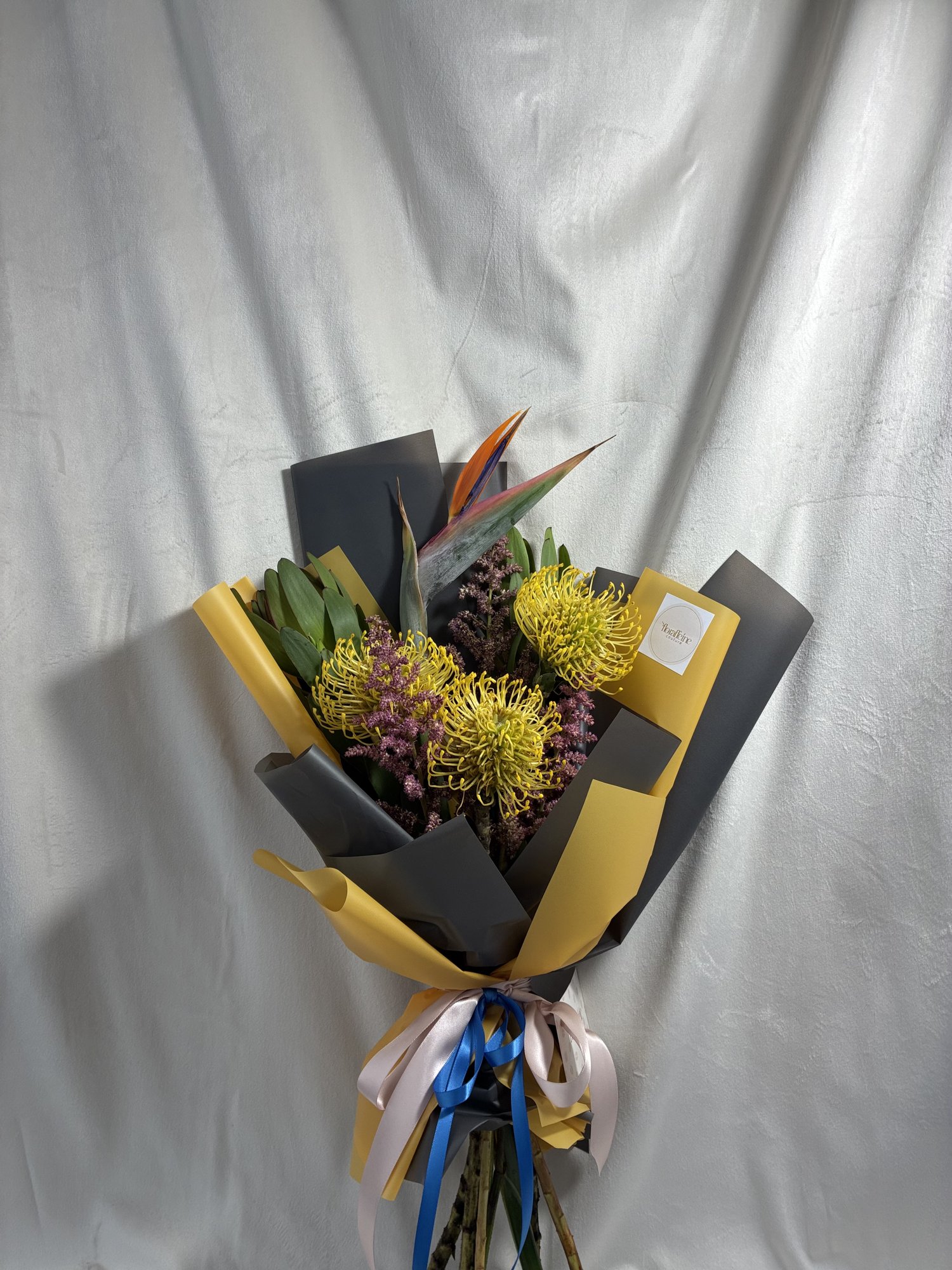 Golden Edge – Buchet exotic cu strelitzia și accente puternice - Imagine 5