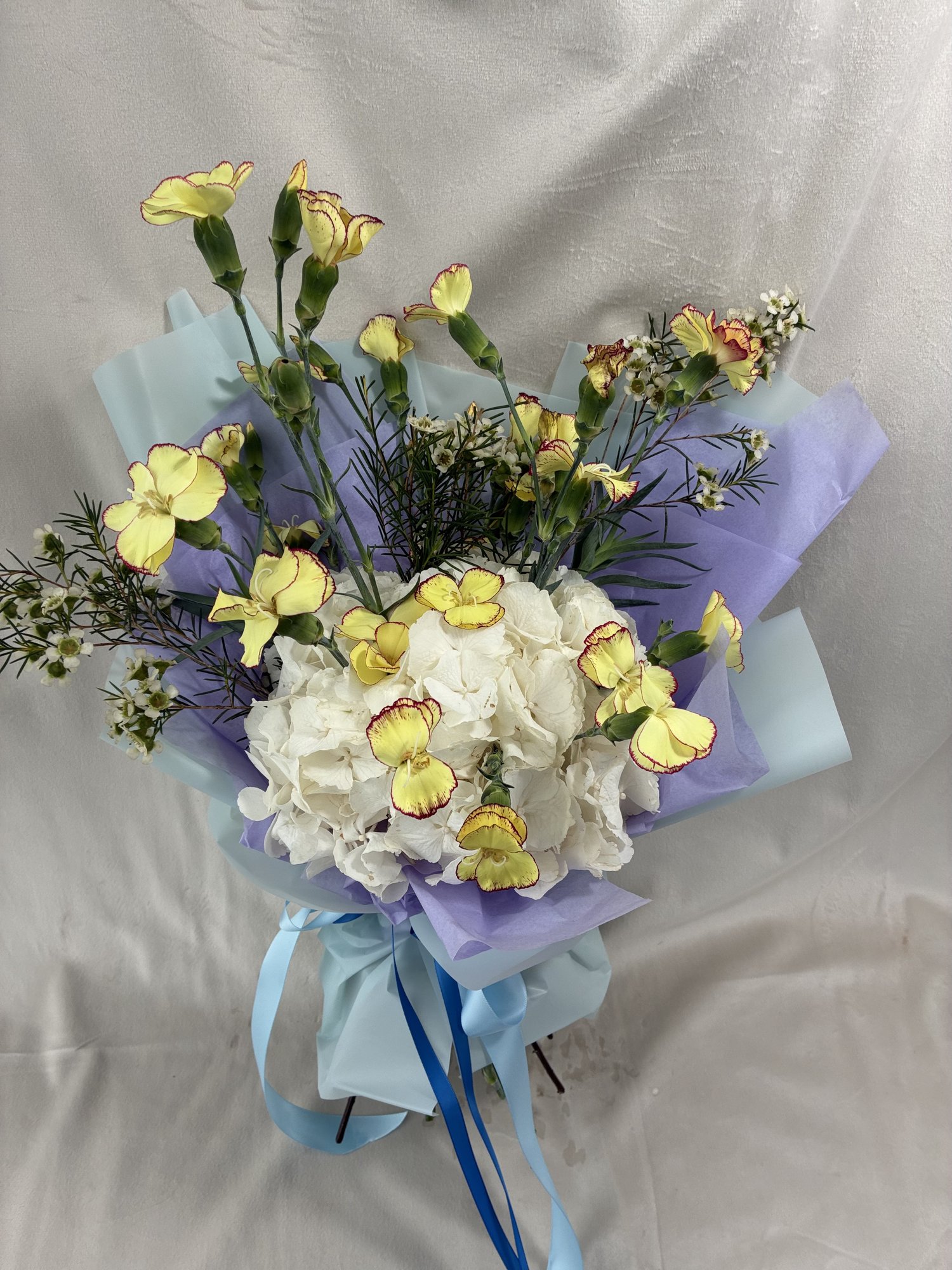 Butterfly Bloom – Buchet delicat cu hortensie și accente pastel
