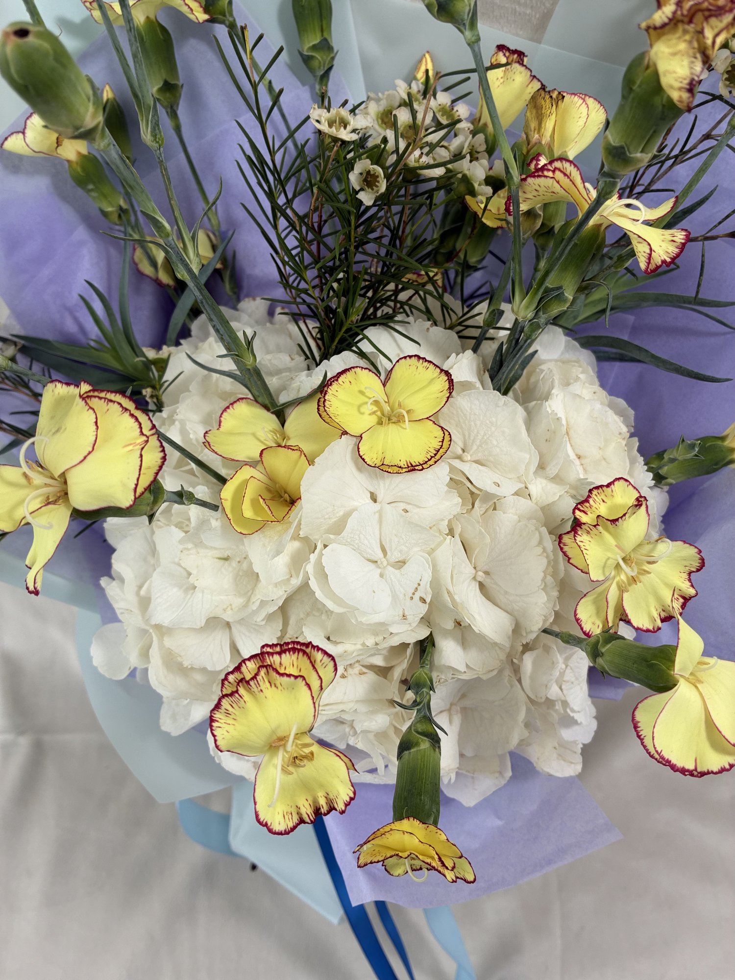 Butterfly Bloom – Buchet delicat cu hortensie și accente pastel - Imagine 2