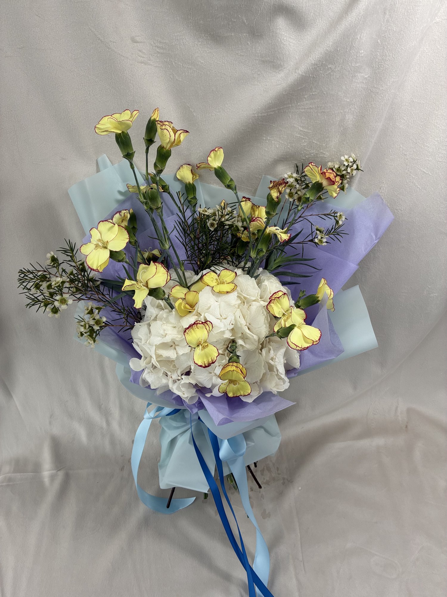 Butterfly Bloom – Buchet delicat cu hortensie și accente pastel - Imagine 4