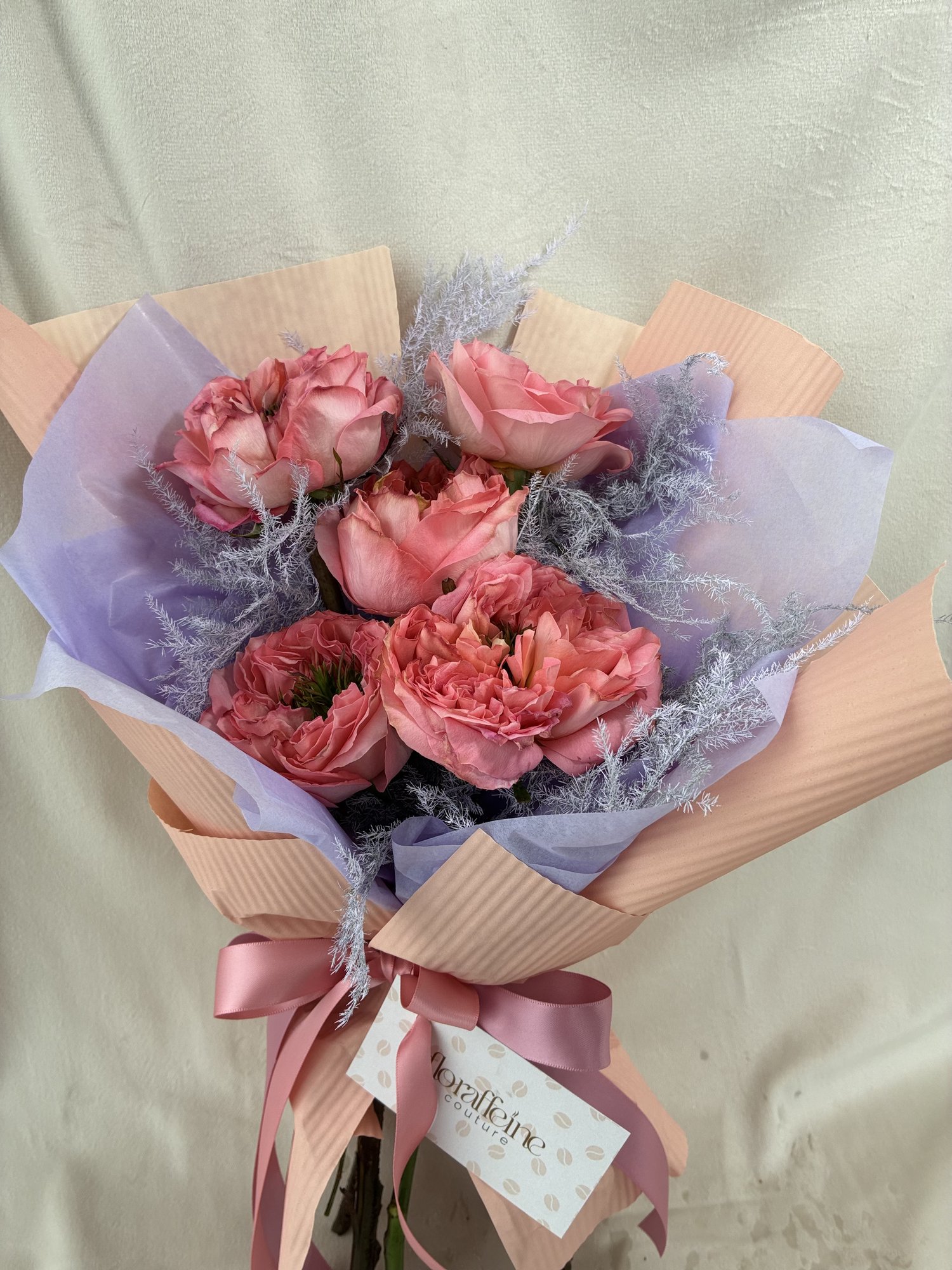 Pink Velvet – Buchet elegant cu trandafiri roz și accente delicate