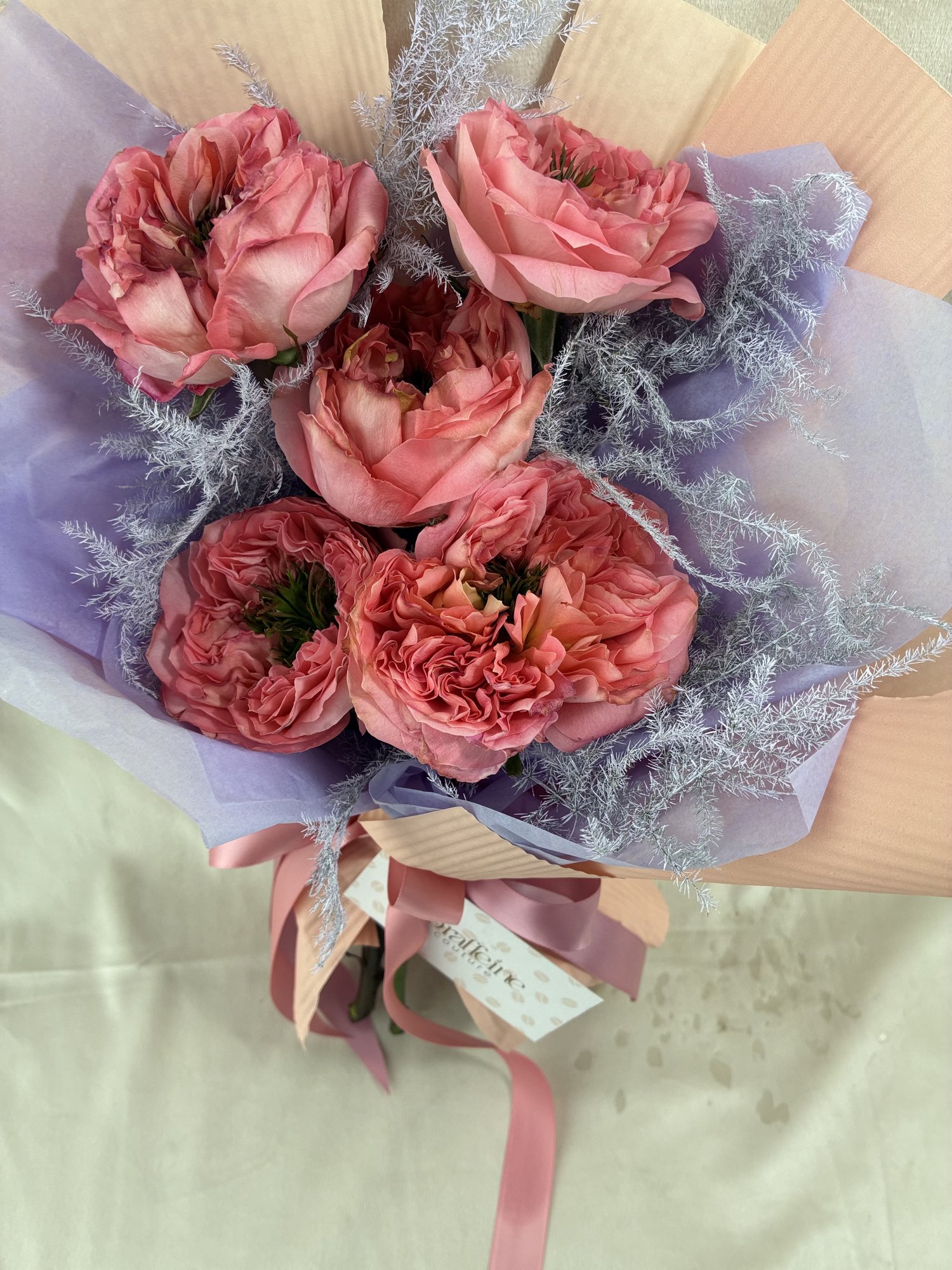 Pink Velvet – Buchet elegant cu trandafiri roz și accente delicate - Imagine 2