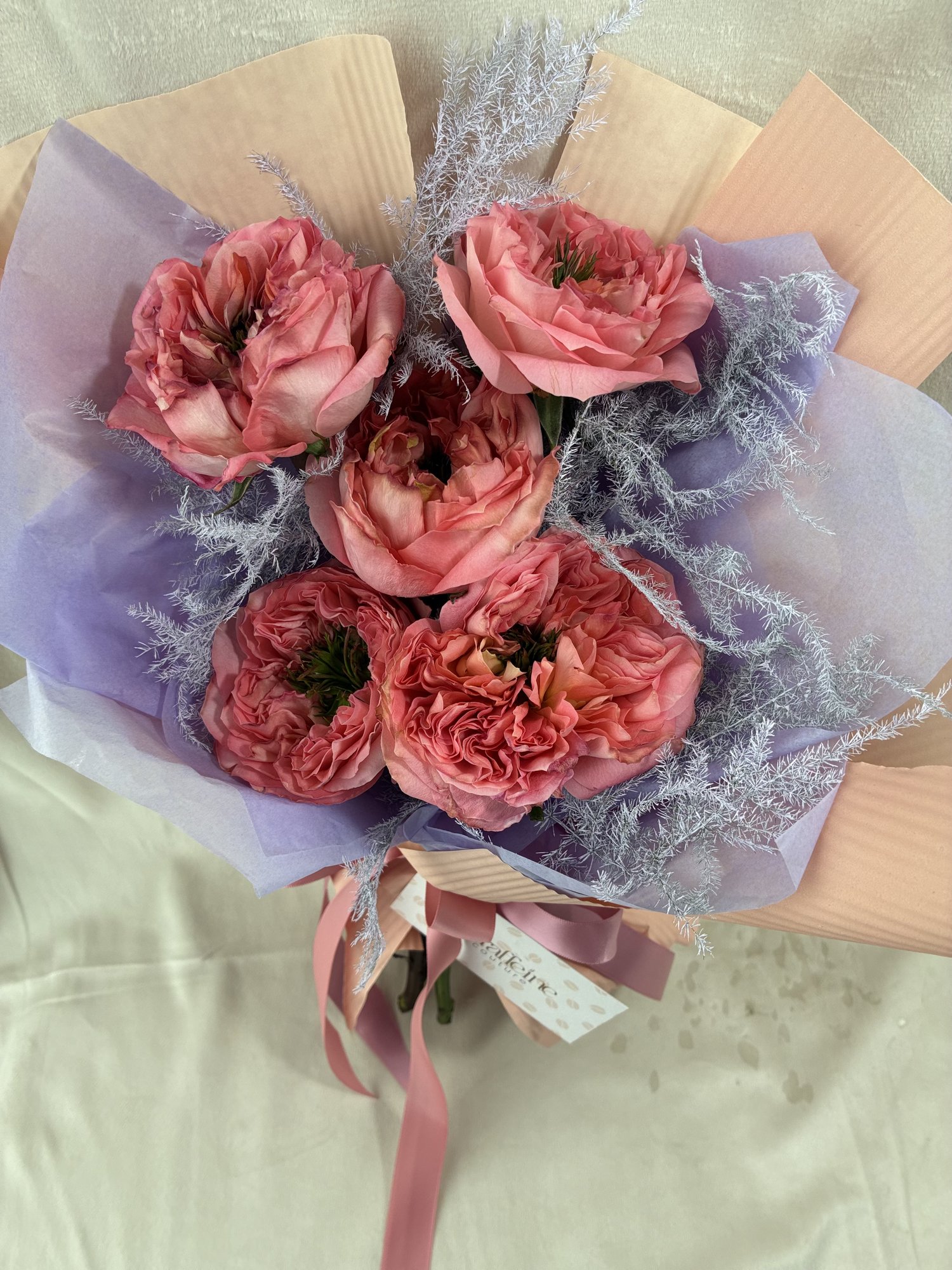 Pink Velvet – Buchet elegant cu trandafiri roz și accente delicate - Imagine 3