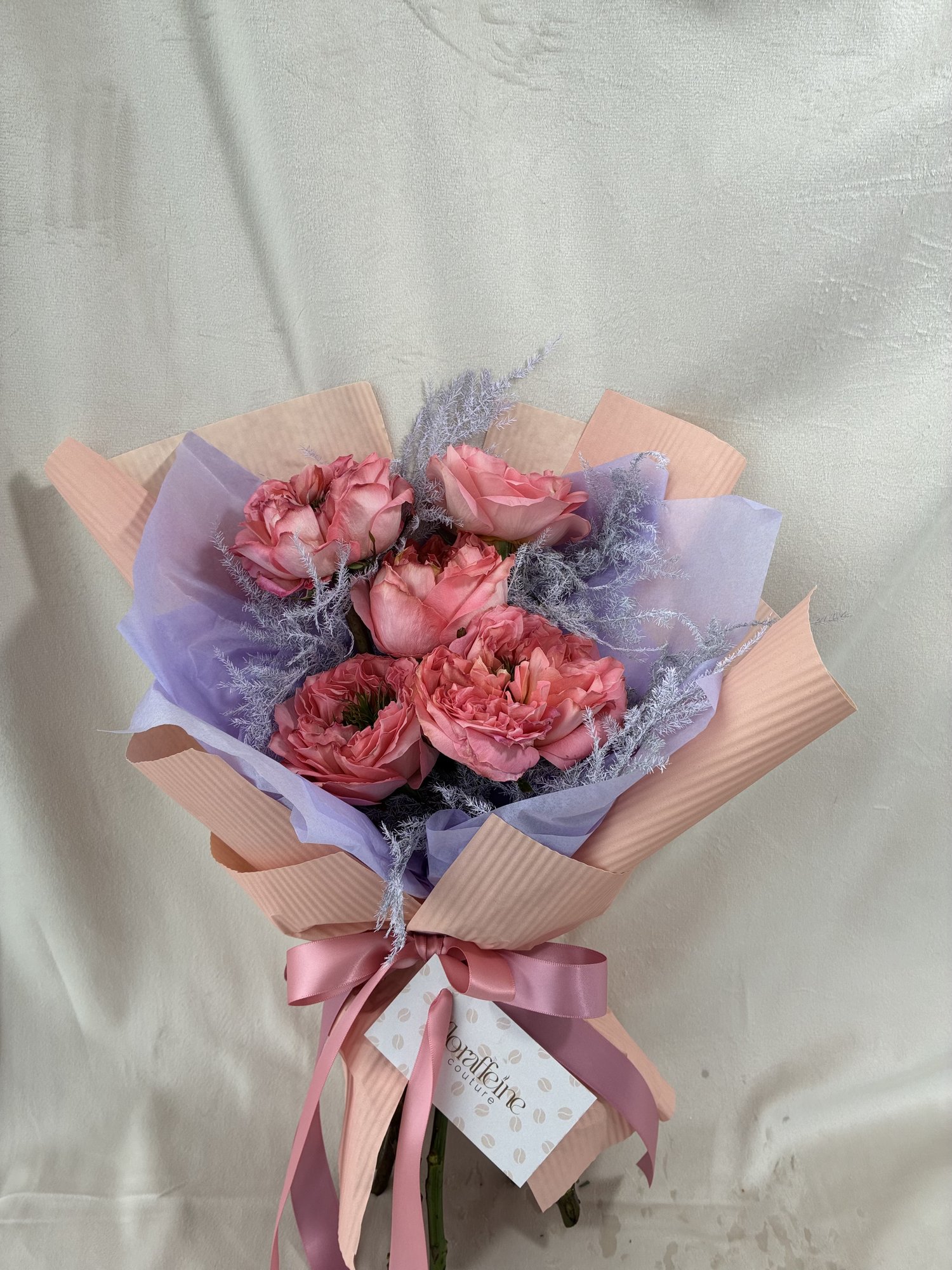 Pink Velvet – Buchet elegant cu trandafiri roz și accente delicate - Imagine 4