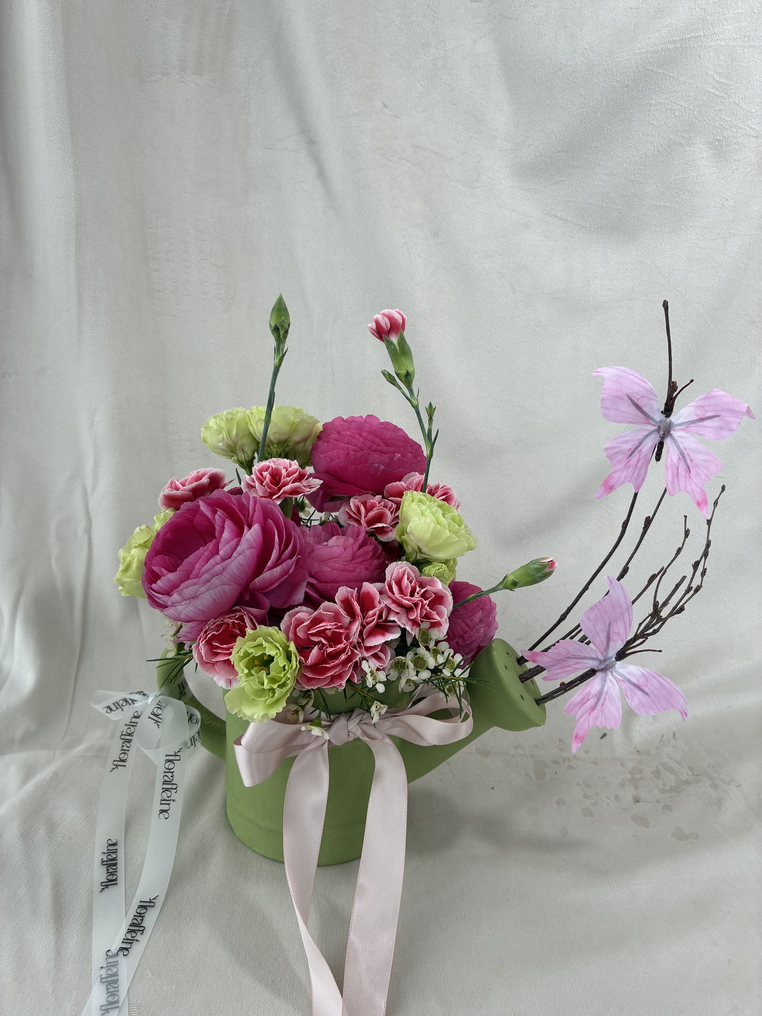Spring Whisper – Aranjament floral cu ranunculus și accente delicate