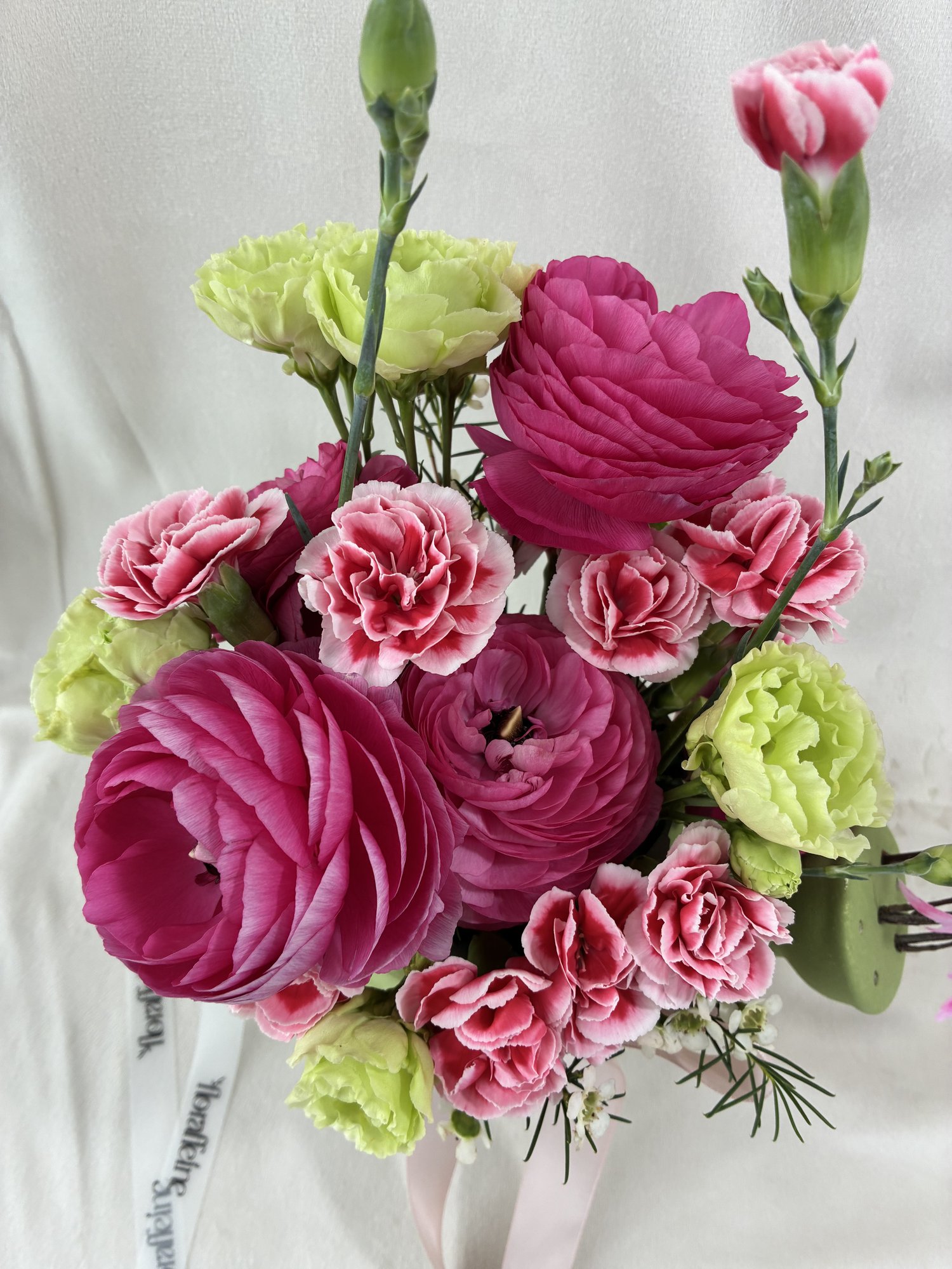 Spring Whisper – Aranjament floral cu ranunculus și accente delicate - Imagine 2