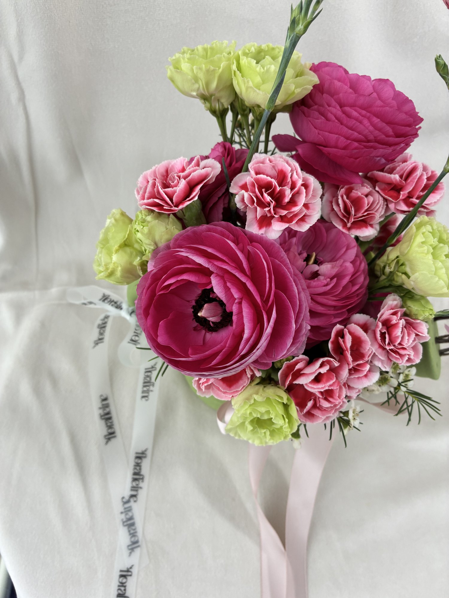 Spring Whisper – Aranjament floral cu ranunculus și accente delicate - Imagine 3