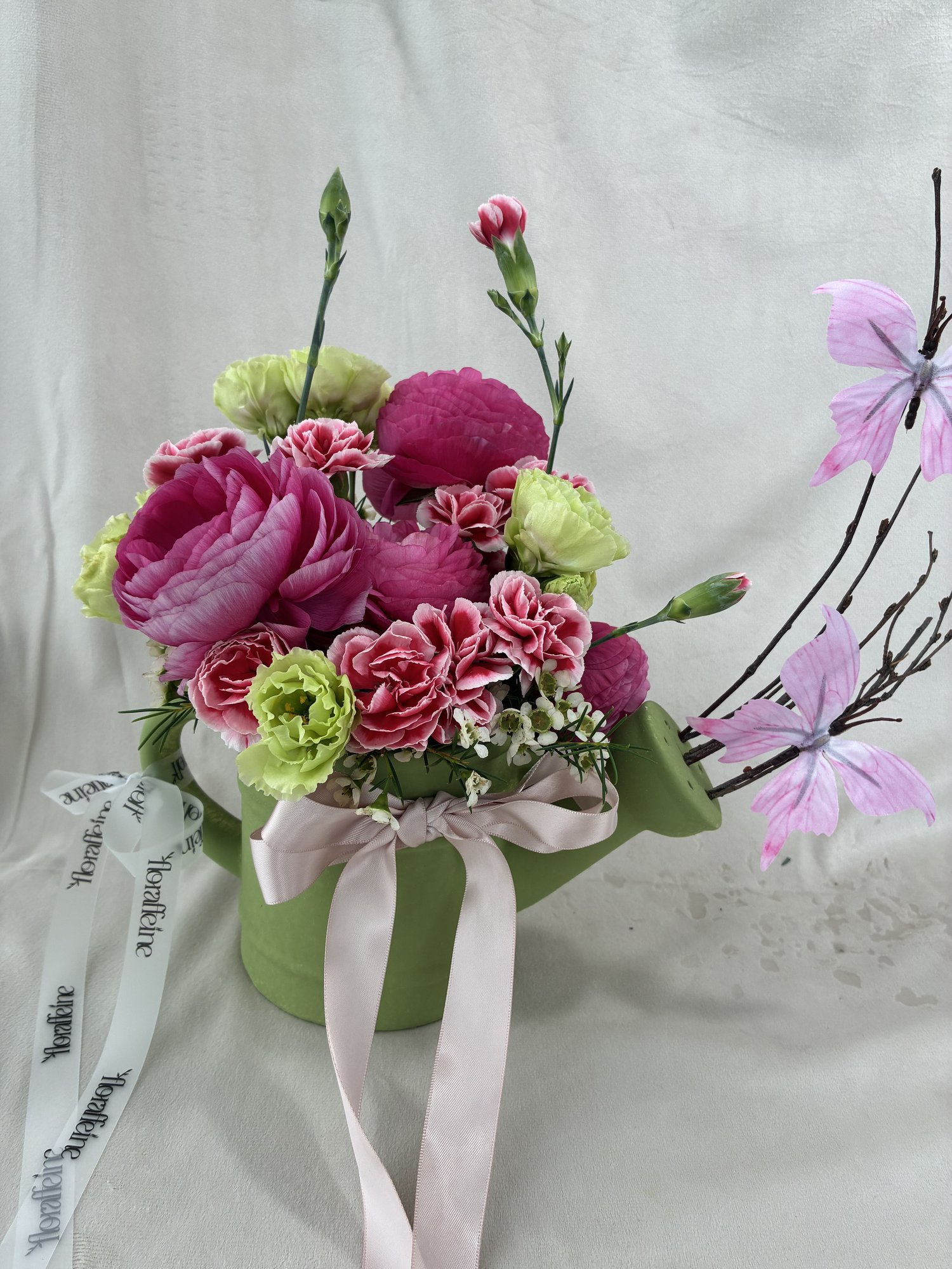 Spring Whisper – Aranjament floral cu ranunculus și accente delicate - Imagine 4