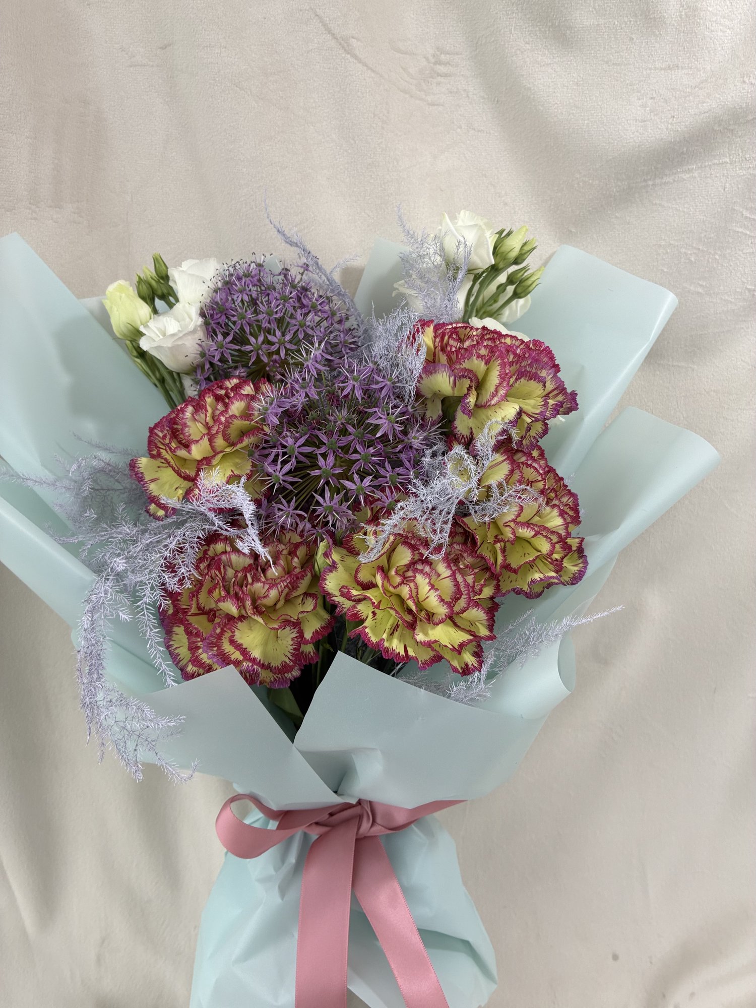 Lavender Glow – Buchet pastel cu garoafe premium și allium mov