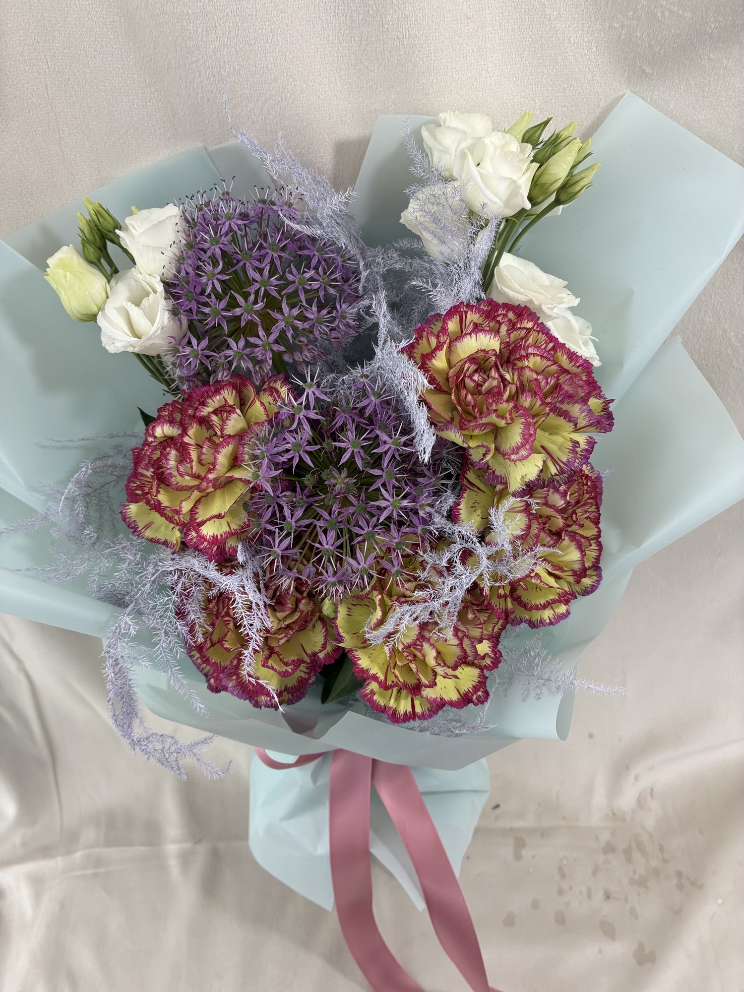 Lavender Glow – Buchet pastel cu garoafe premium și allium mov - Imagine 3