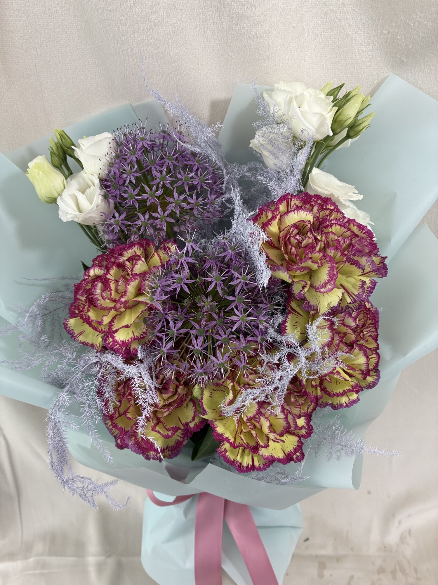 Lavender Glow – Buchet pastel cu garoafe premium și allium mov - Imagine 4