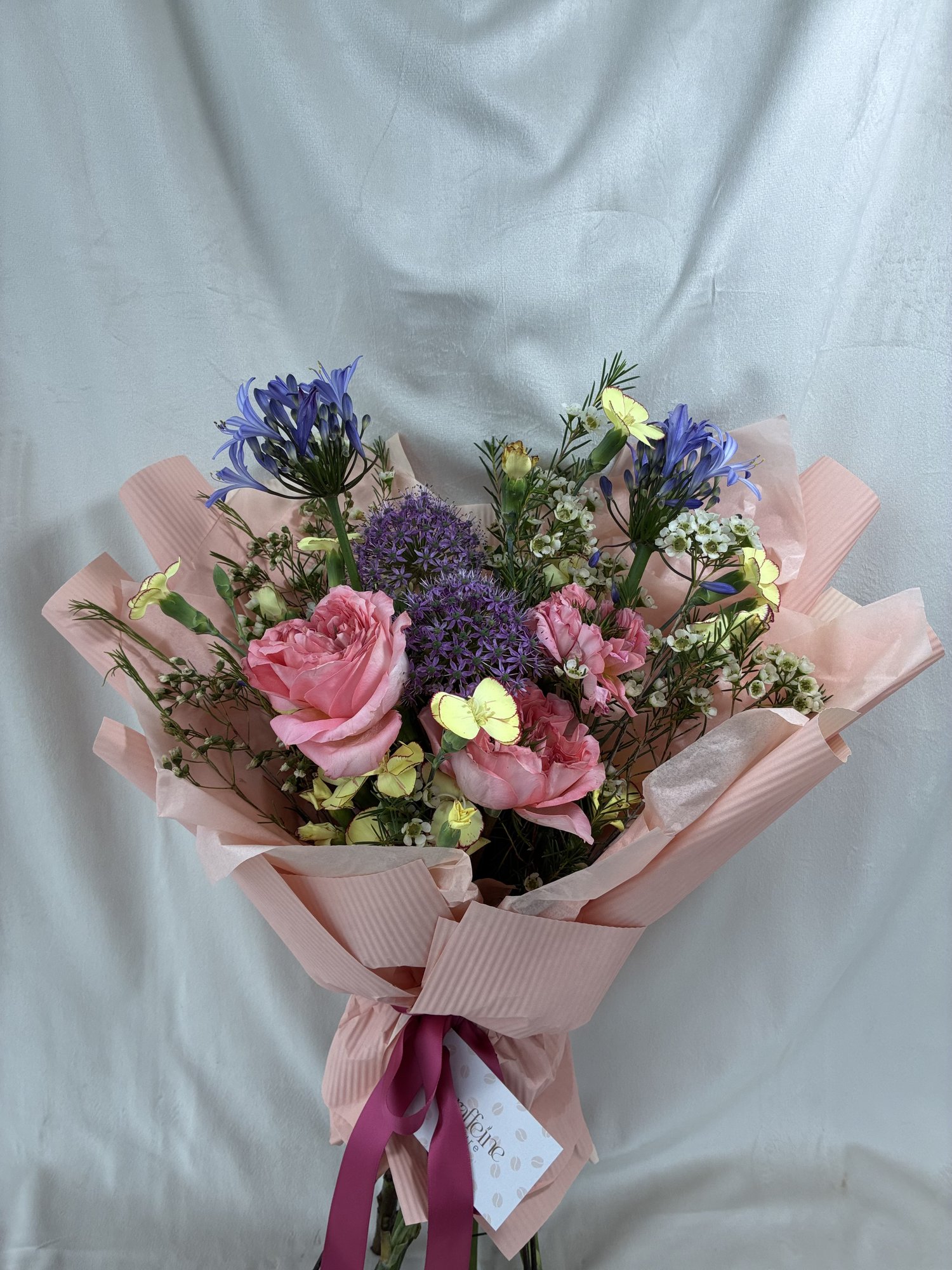 Rosé Poem – Buchet pastel cu trandafiri roz, allium și accente florale delicate
