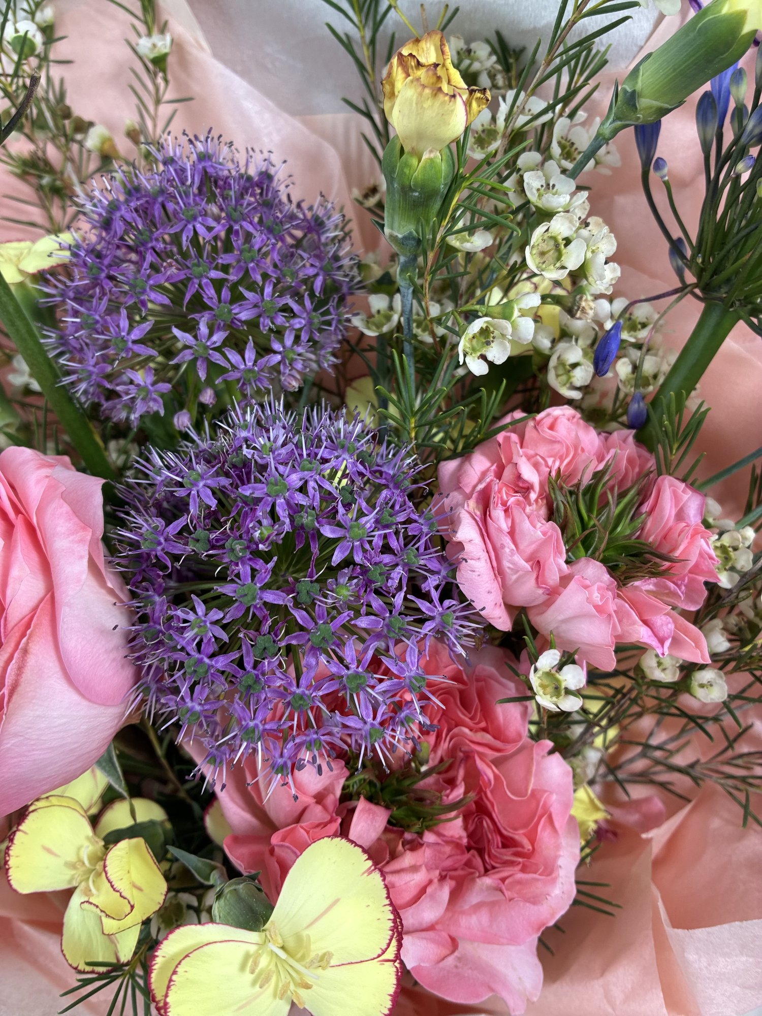 Rosé Poem – Buchet pastel cu trandafiri roz, allium și accente florale delicate - Imagine 2