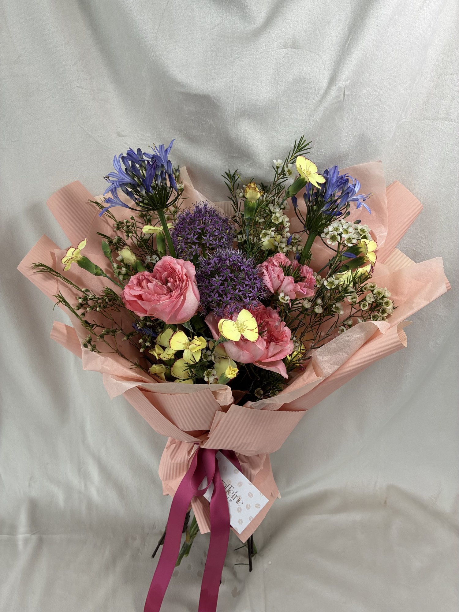 Rosé Poem – Buchet pastel cu trandafiri roz, allium și accente florale delicate - Imagine 4
