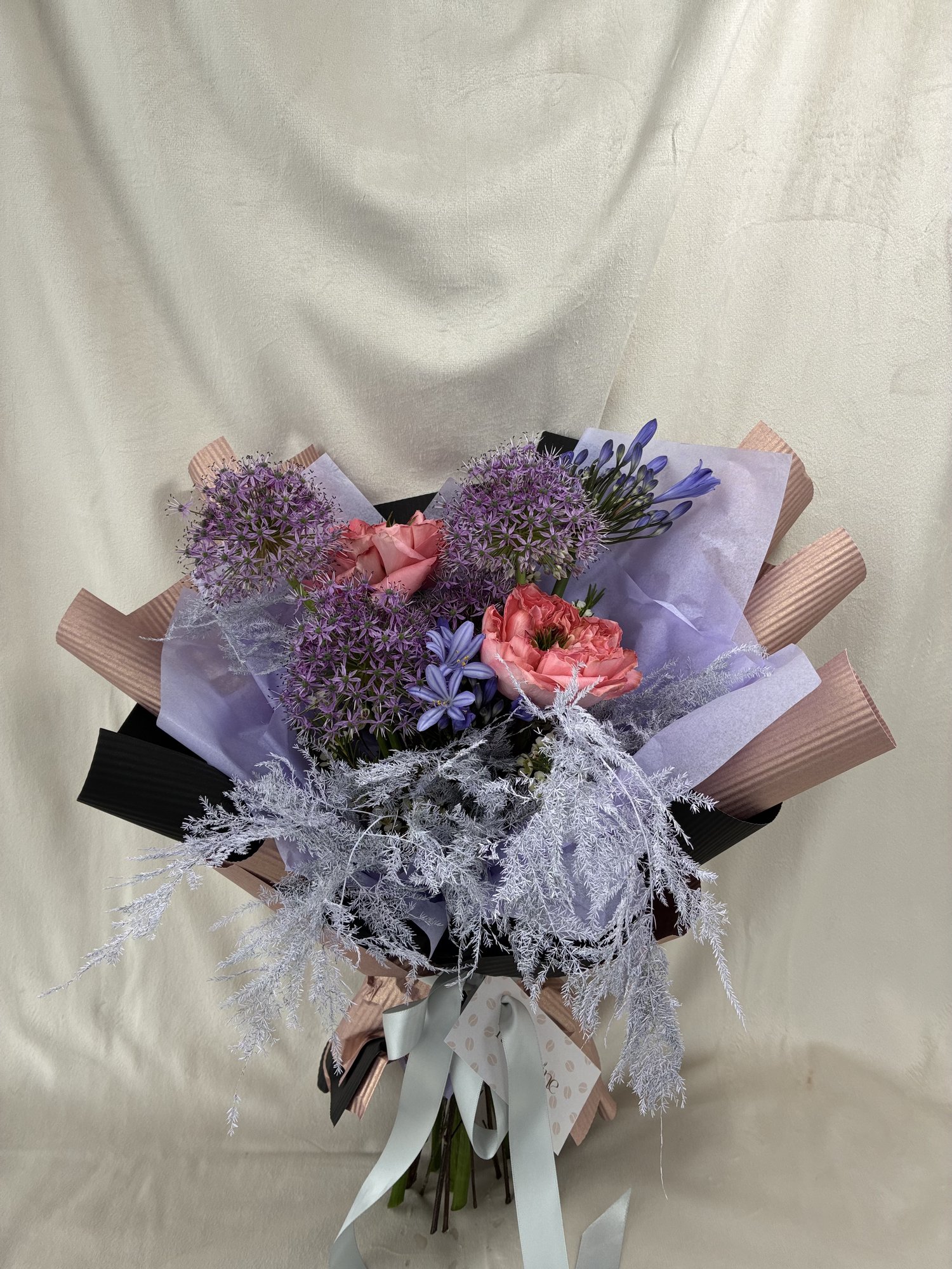 Lilac Reverie – Buchet elegant cu allium mov și accente pastel sofisticate