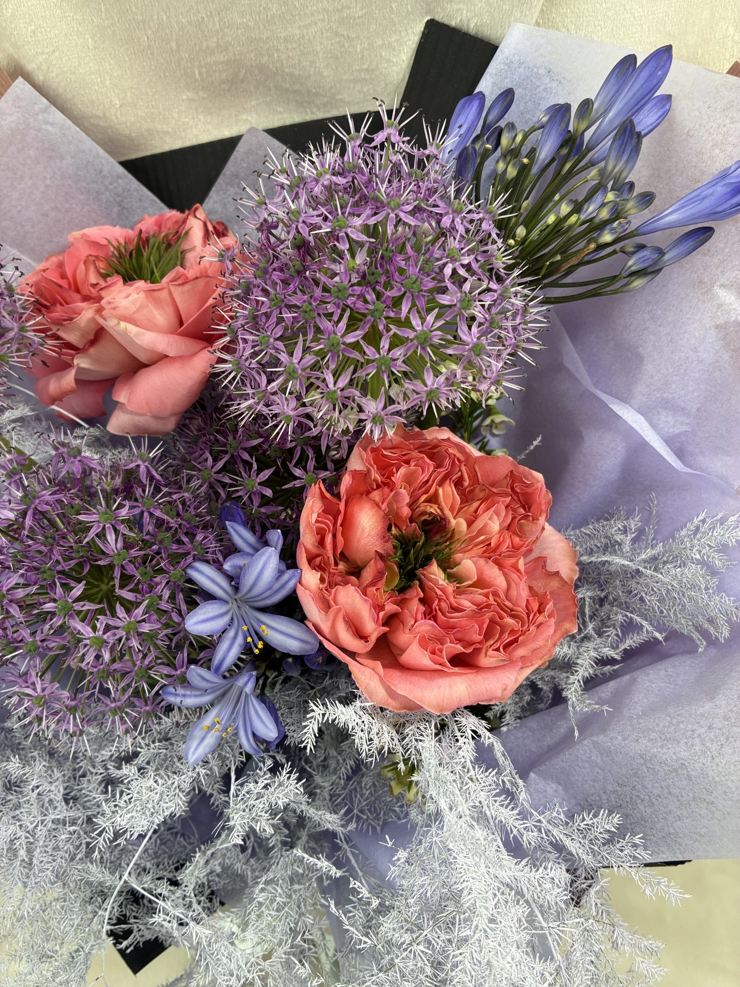 Lilac Reverie – Buchet elegant cu allium mov și accente pastel sofisticate - Imagine 2