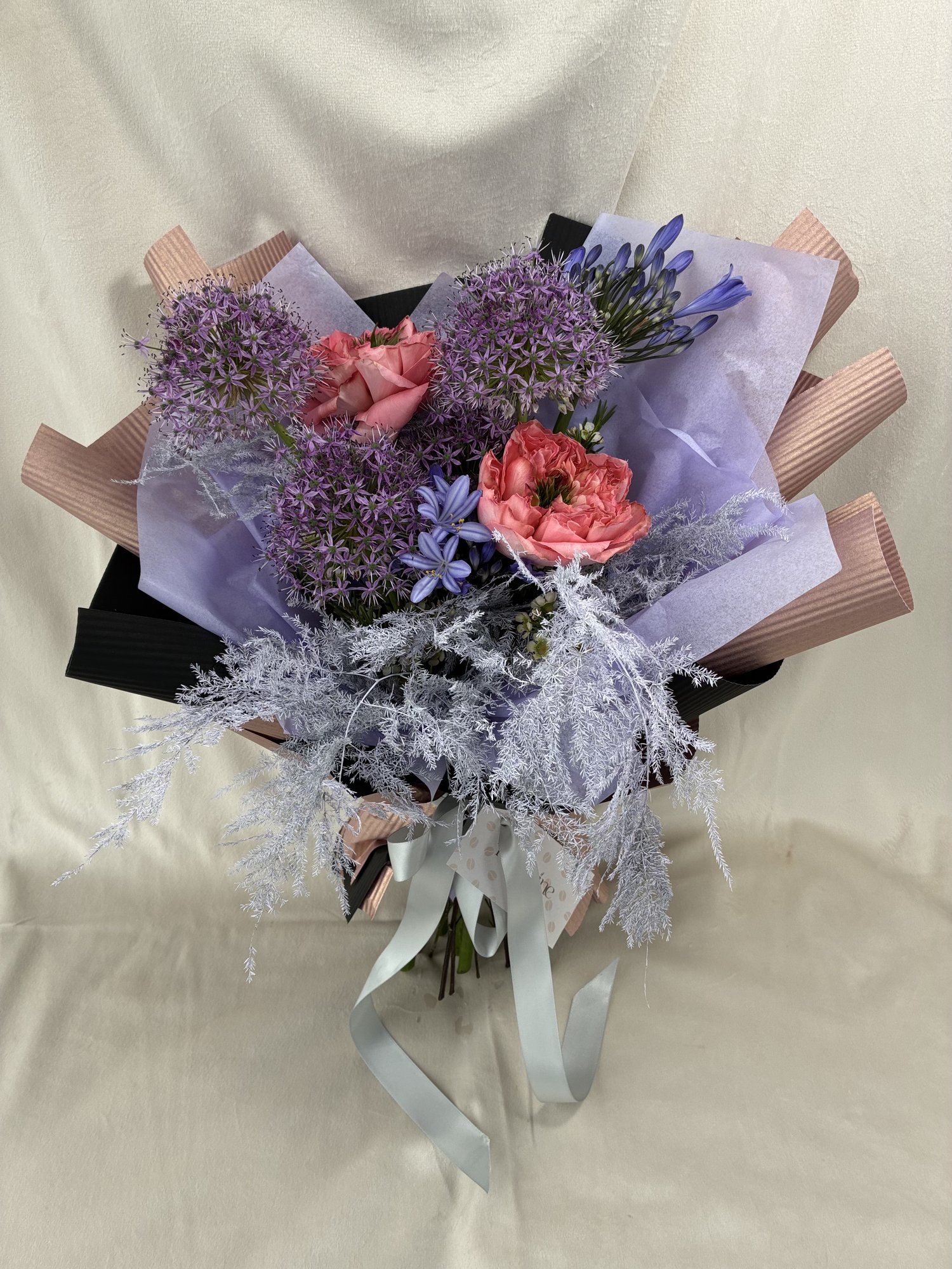 Lilac Reverie – Buchet elegant cu allium mov și accente pastel sofisticate - Imagine 3