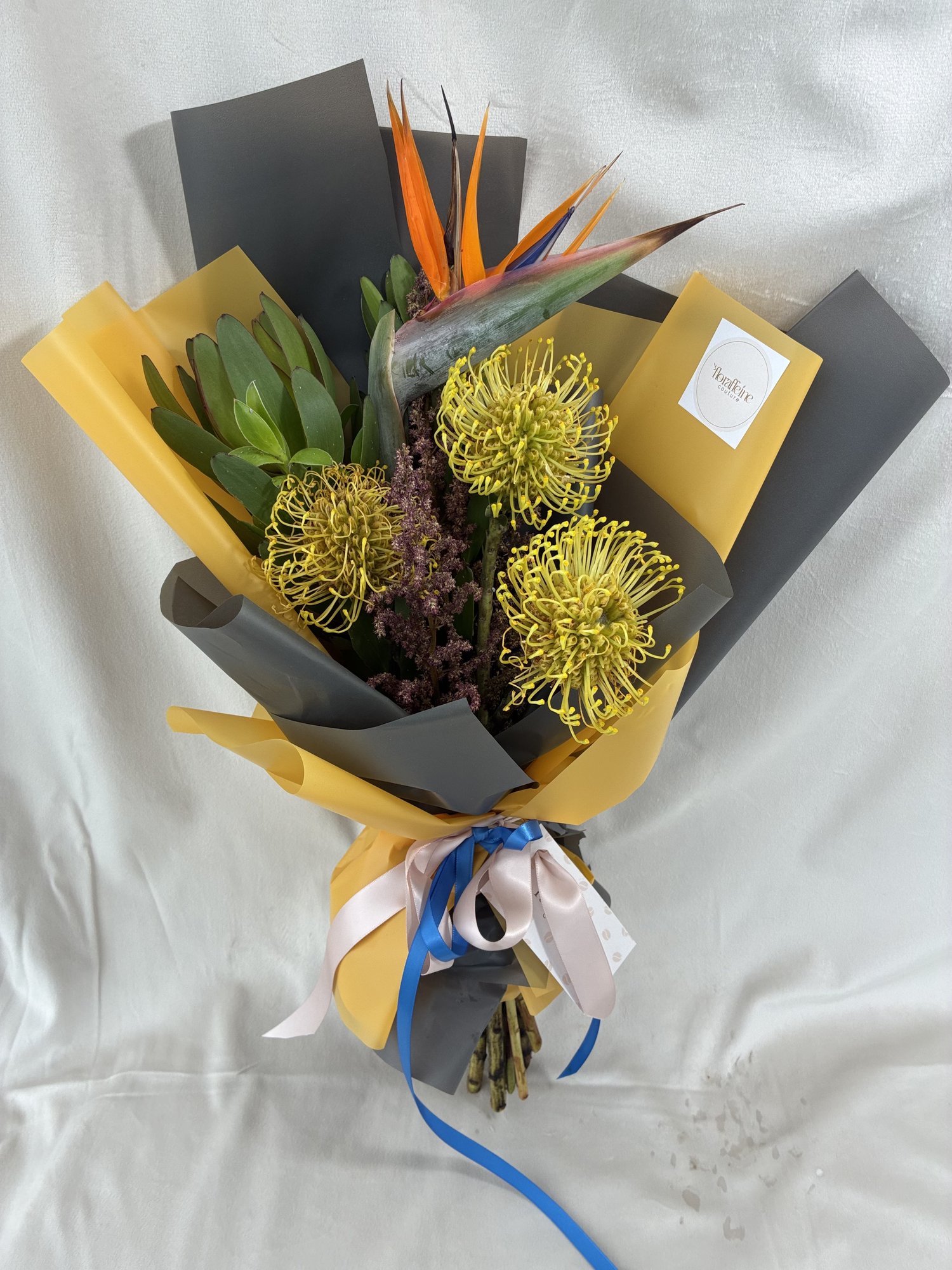 Golden Safari – Buchet exotic cu strelitzia și accente sculpturale