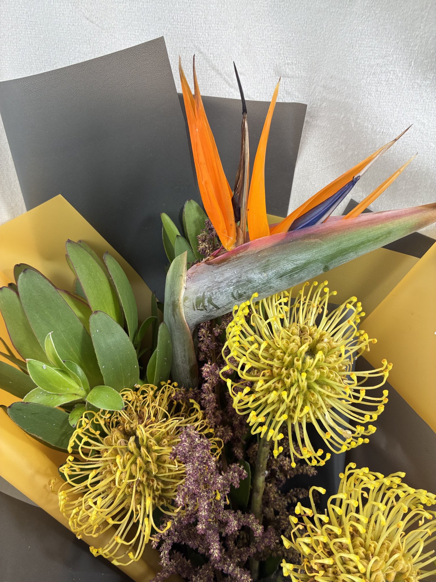 Golden Safari – Buchet exotic cu strelitzia și accente sculpturale - Imagine 2