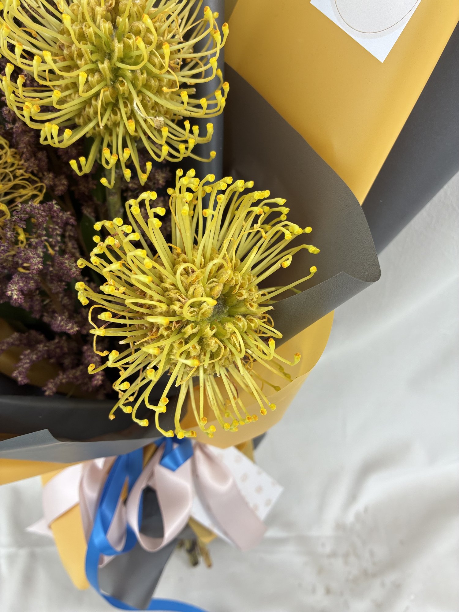 Golden Safari – Buchet exotic cu strelitzia și accente sculpturale - Imagine 3