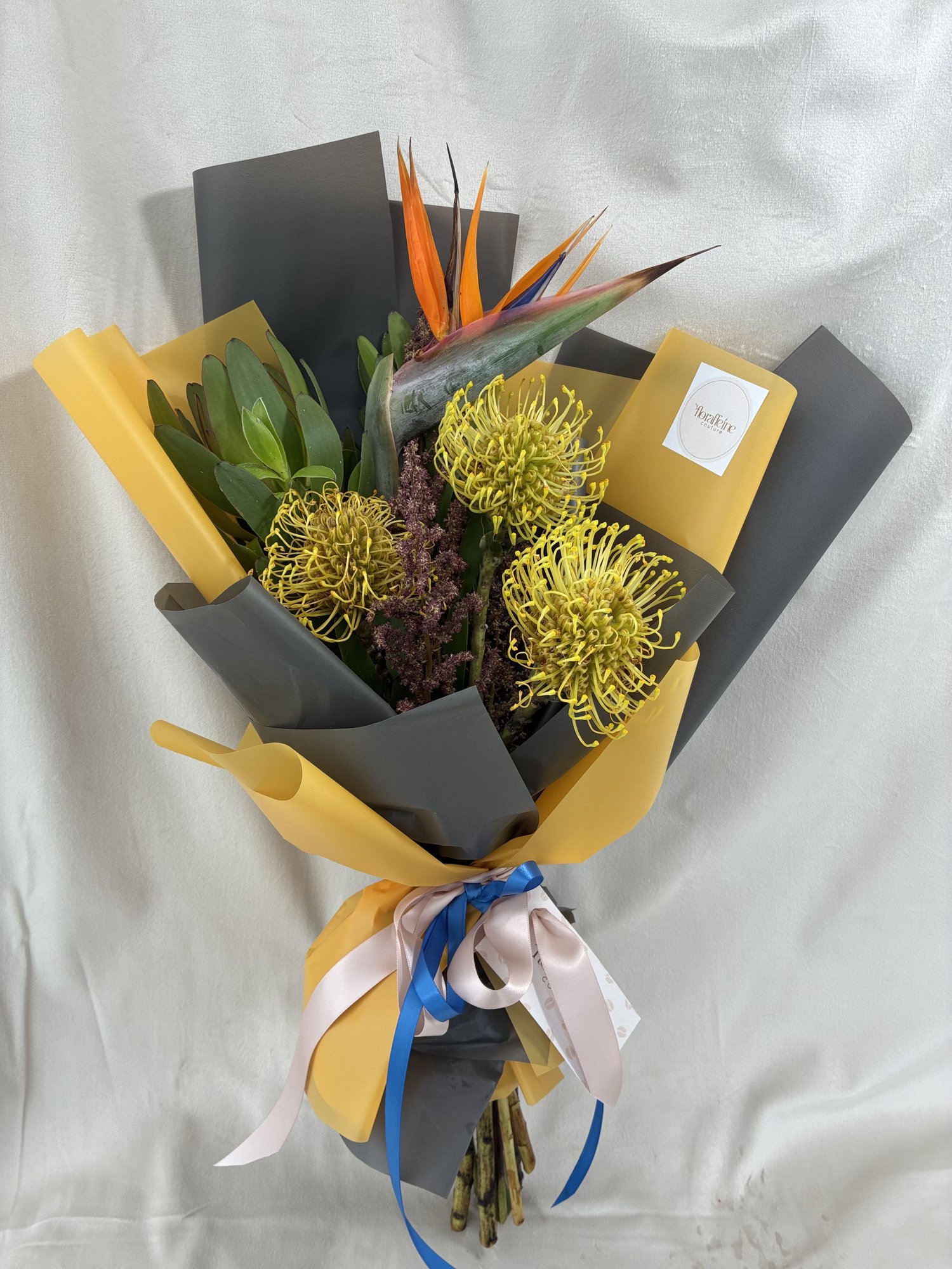 Golden Safari – Buchet exotic cu strelitzia și accente sculpturale - Imagine 4