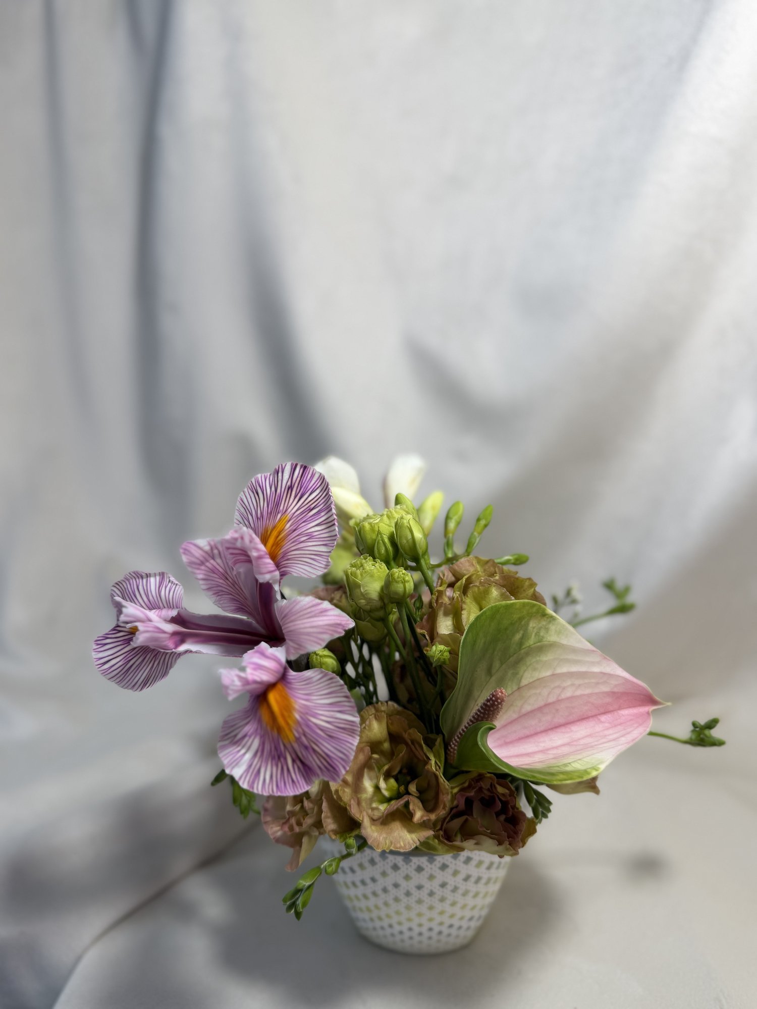 Blush Whisper – Aranjament floral delicat cu iris roz și anthurium pastel
