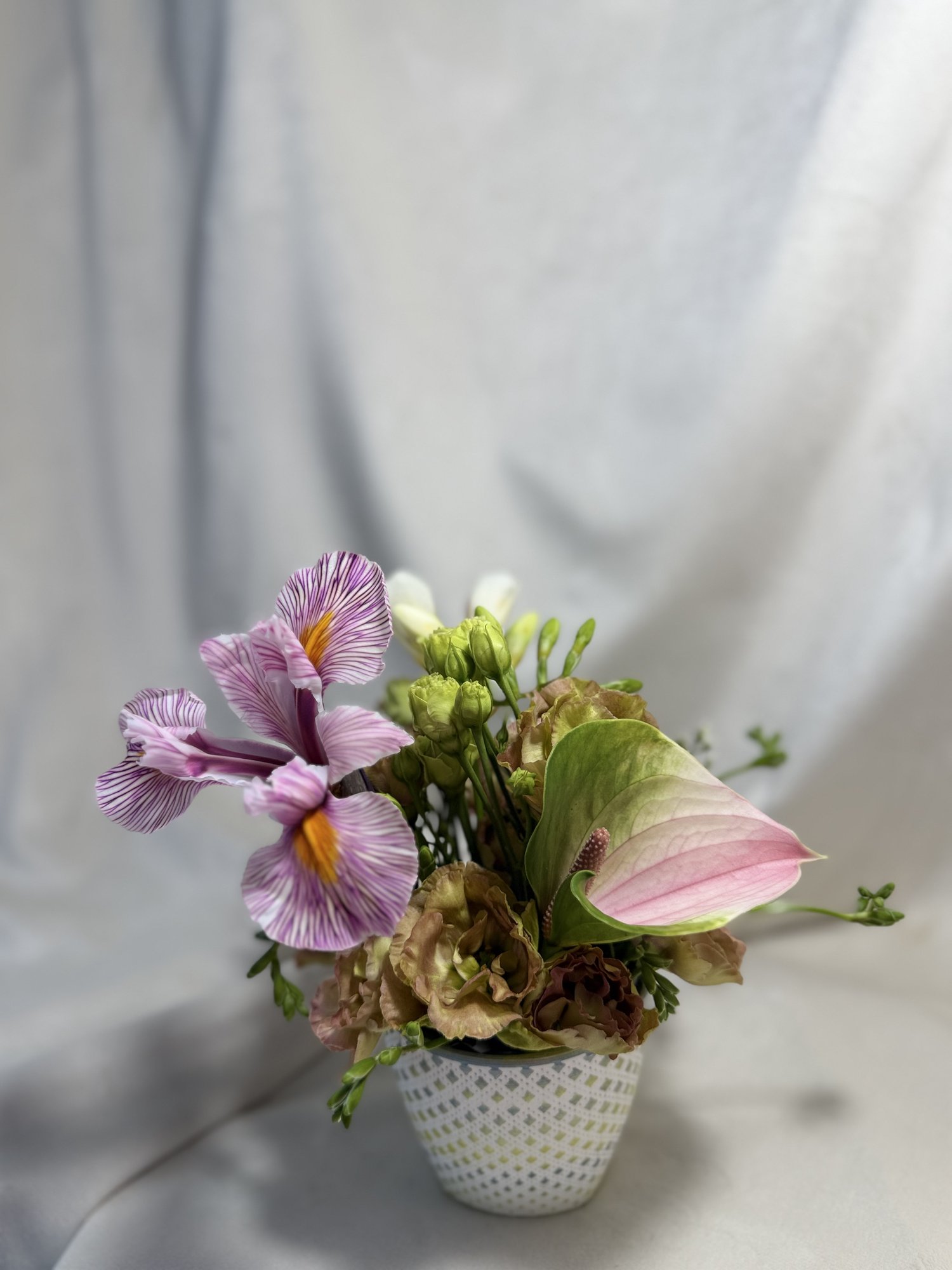 Blush Whisper – Aranjament floral delicat cu iris roz și anthurium pastel - Imagine 3