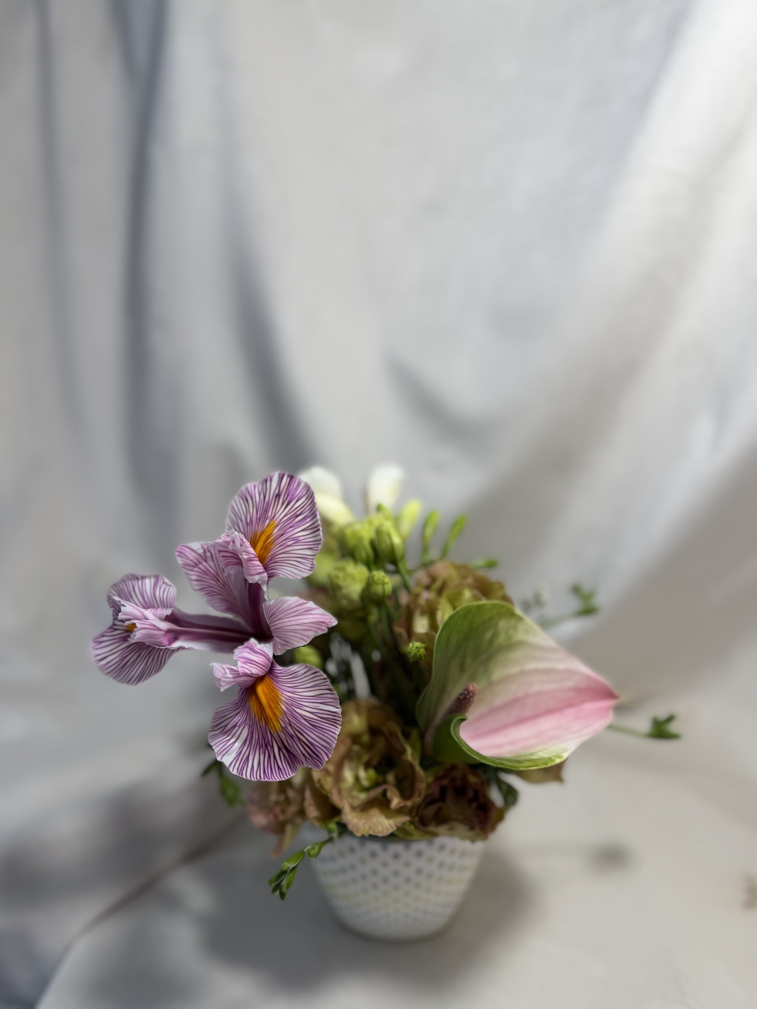 Blush Whisper – Aranjament floral delicat cu iris roz și anthurium pastel - Imagine 4