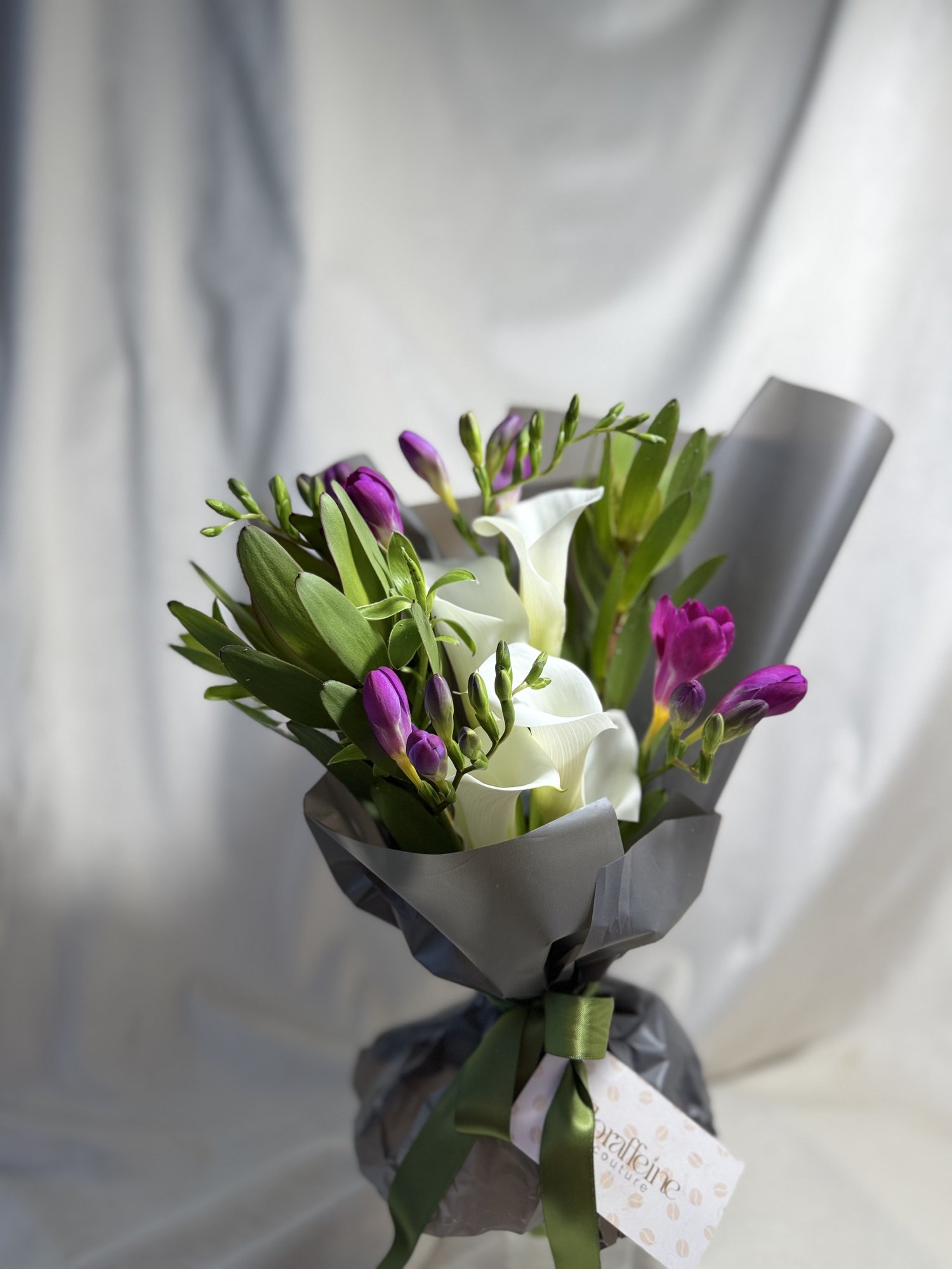 Midnight Orchid – Buchet elegant cu cale albe și frezii mov