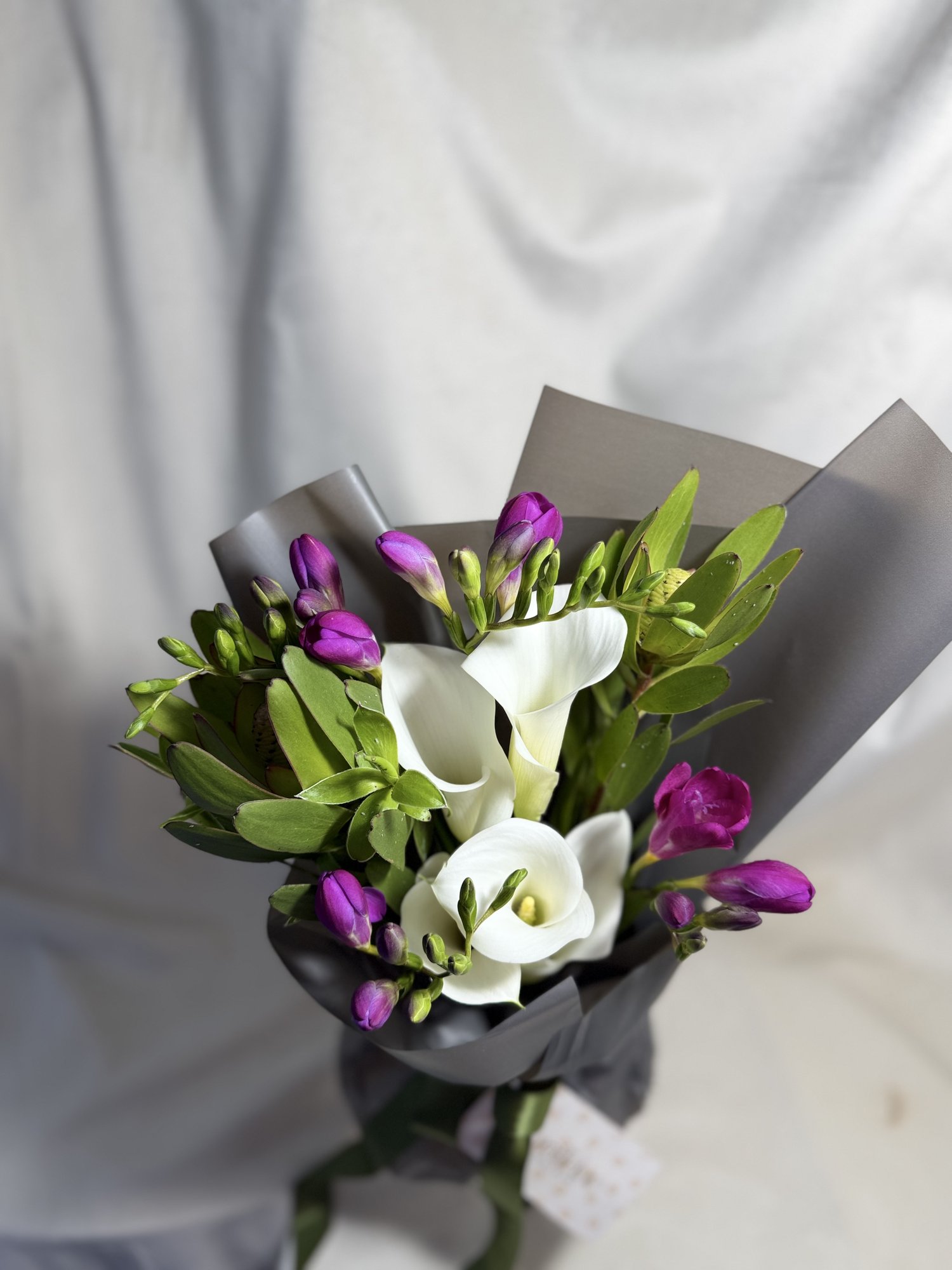 Midnight Orchid – Buchet elegant cu cale albe și frezii mov - Imagine 2