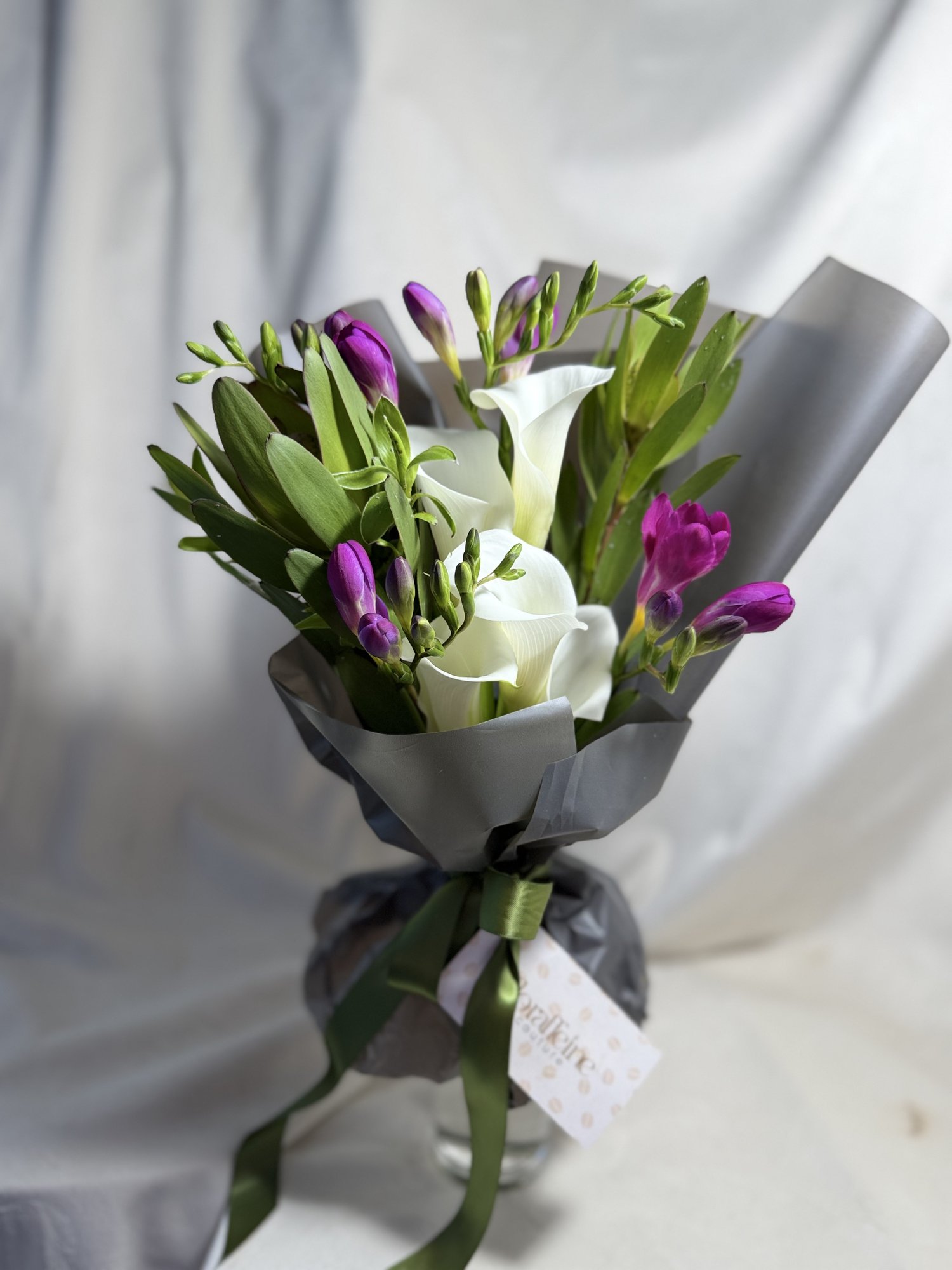 Midnight Orchid – Buchet elegant cu cale albe și frezii mov - Imagine 3
