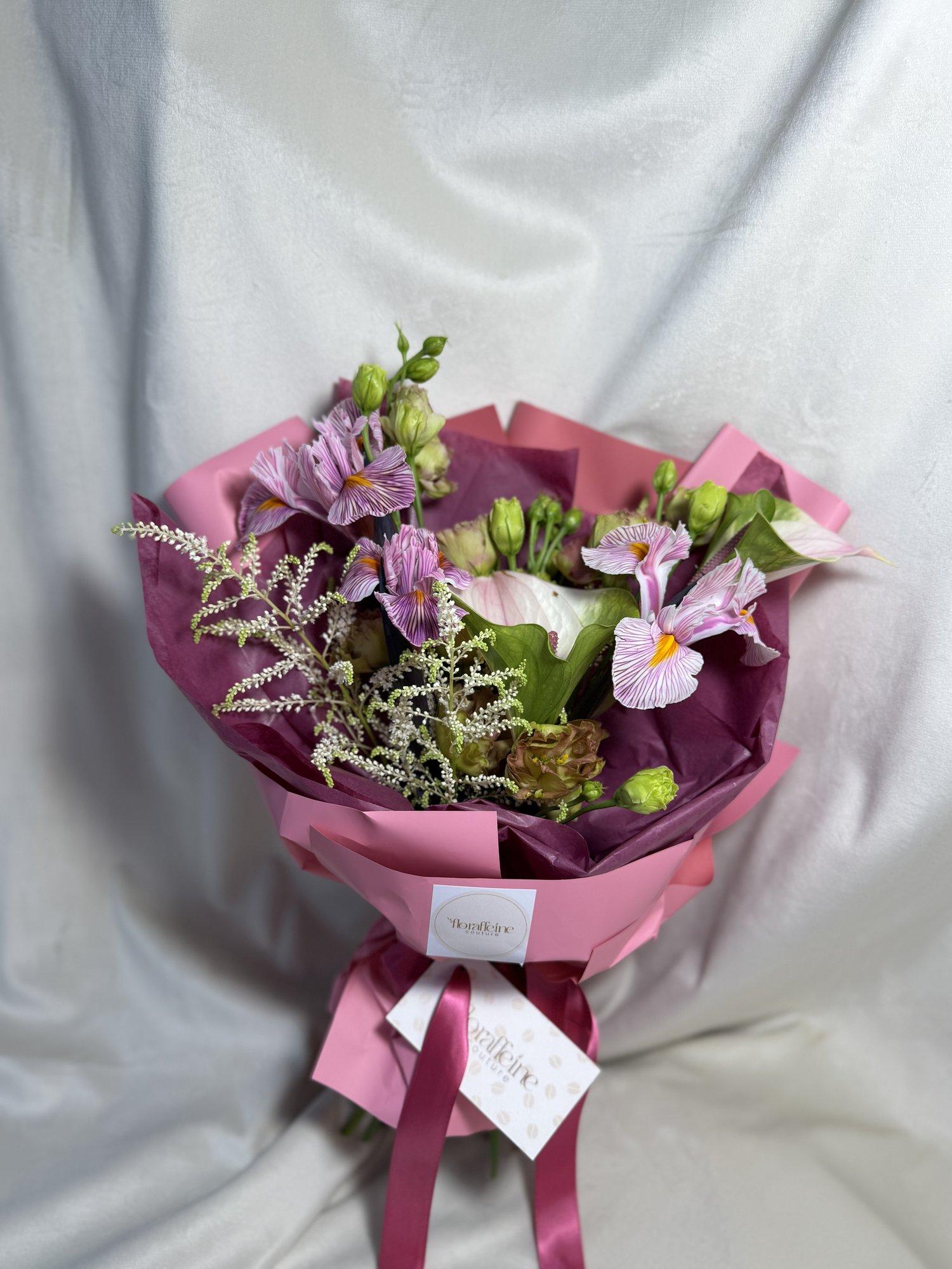 Orchid Blush – Buchet artistic cu iris pastel și anthurium delicat