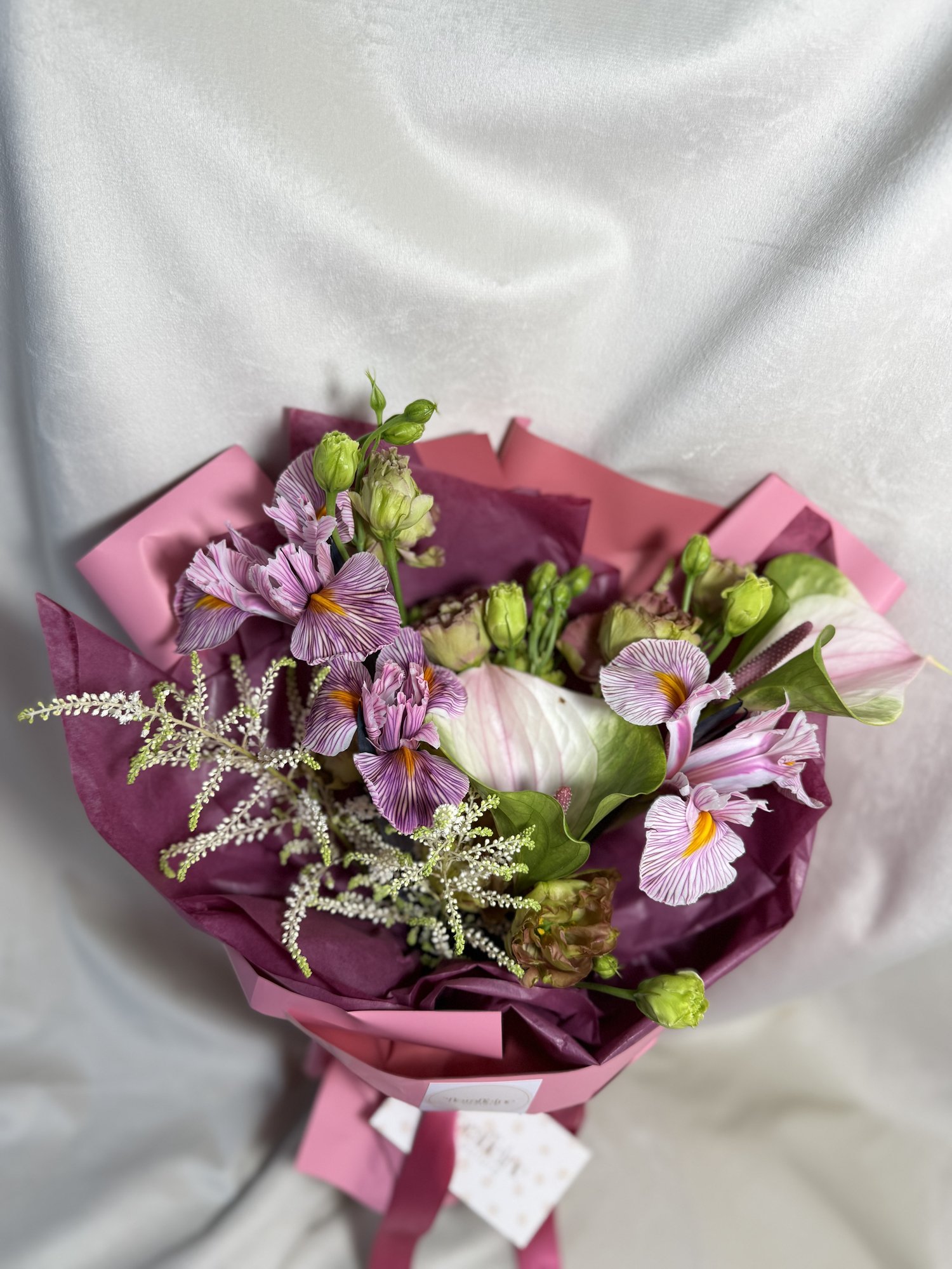 Orchid Blush – Buchet artistic cu iris pastel și anthurium delicat - Imagine 2