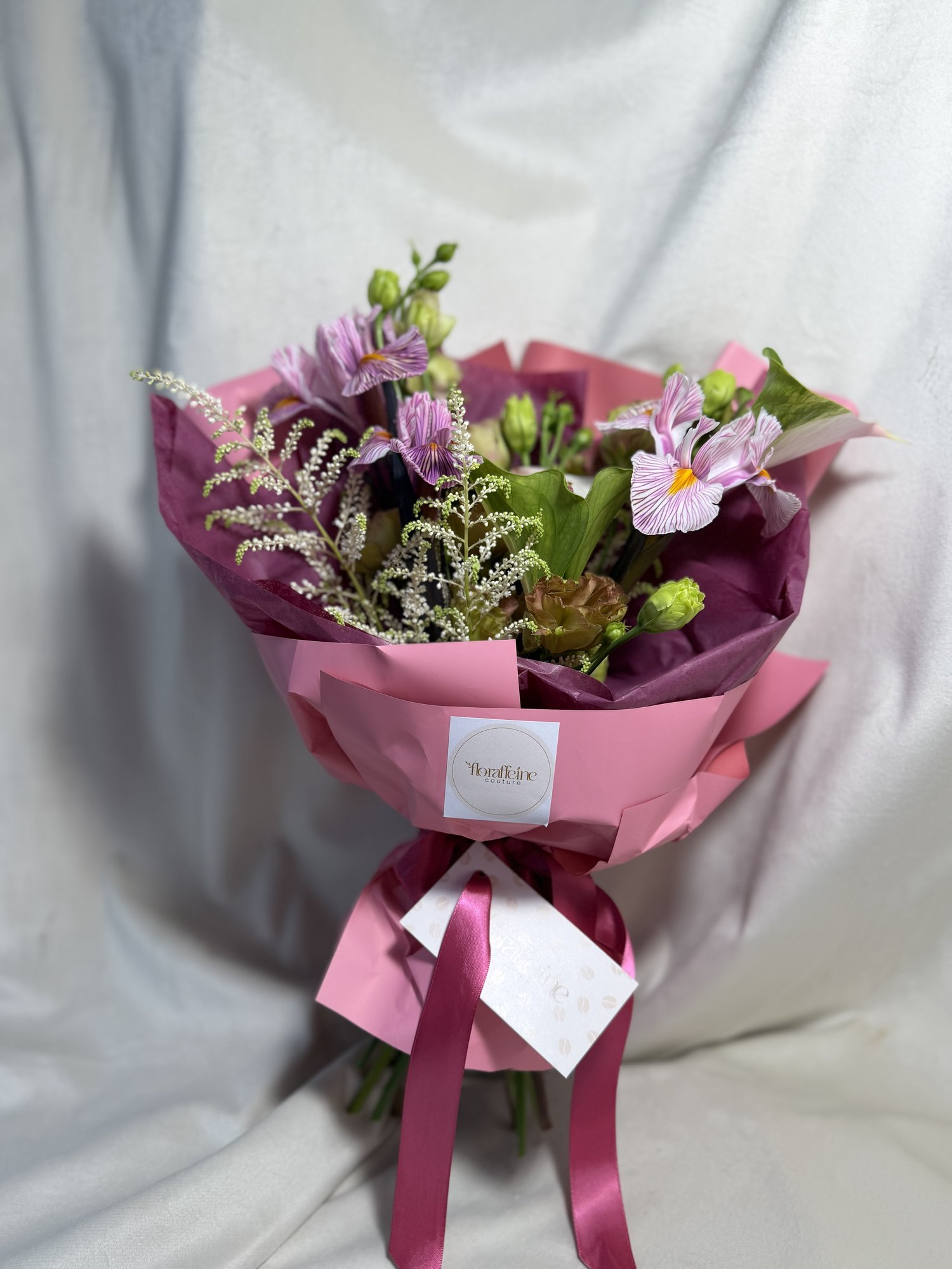 Orchid Blush – Buchet artistic cu iris pastel și anthurium delicat - Imagine 3