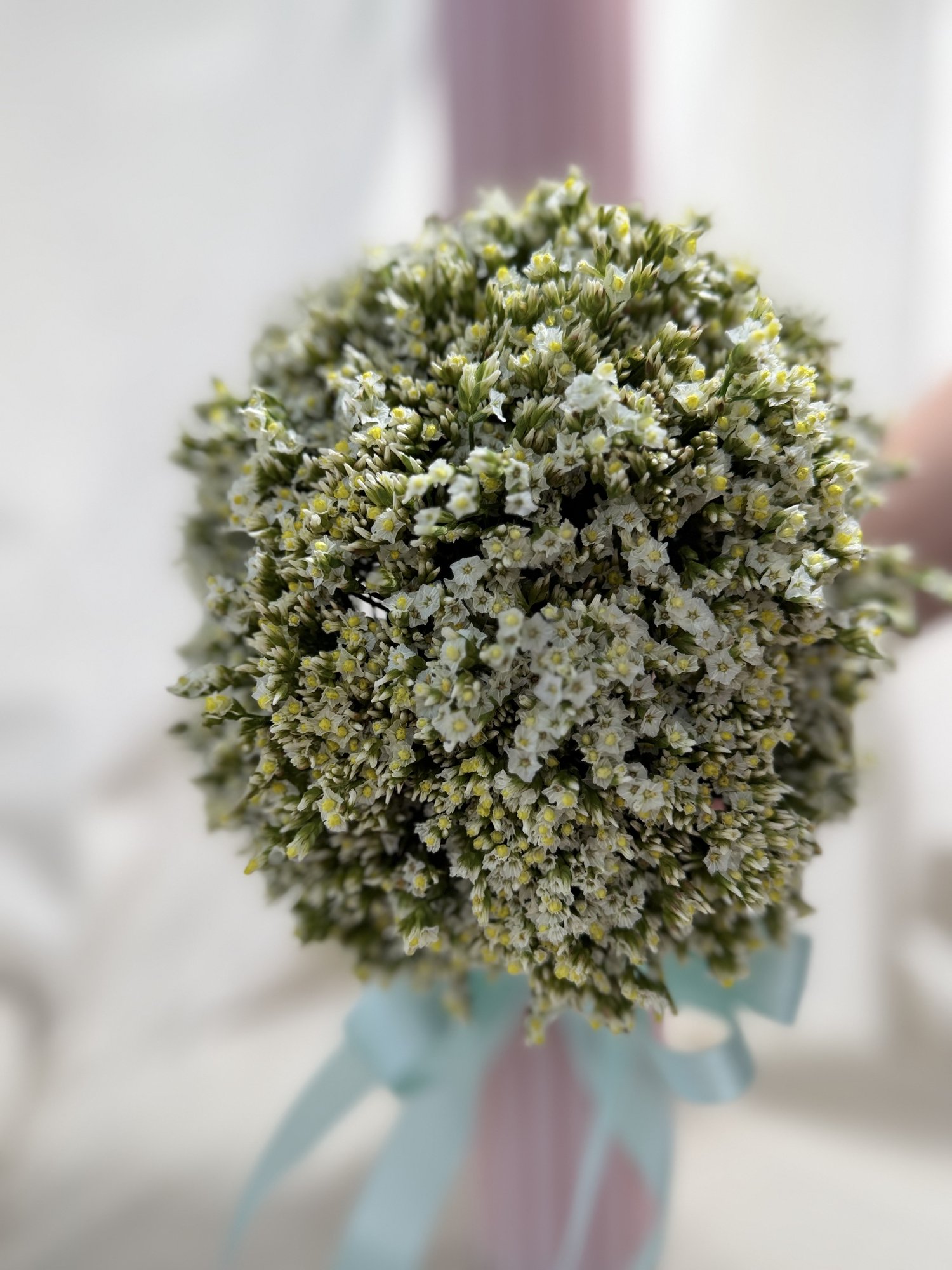 Ivory Whisper – Lumânare de cununie florală cu limonium delicat - Imagine 2