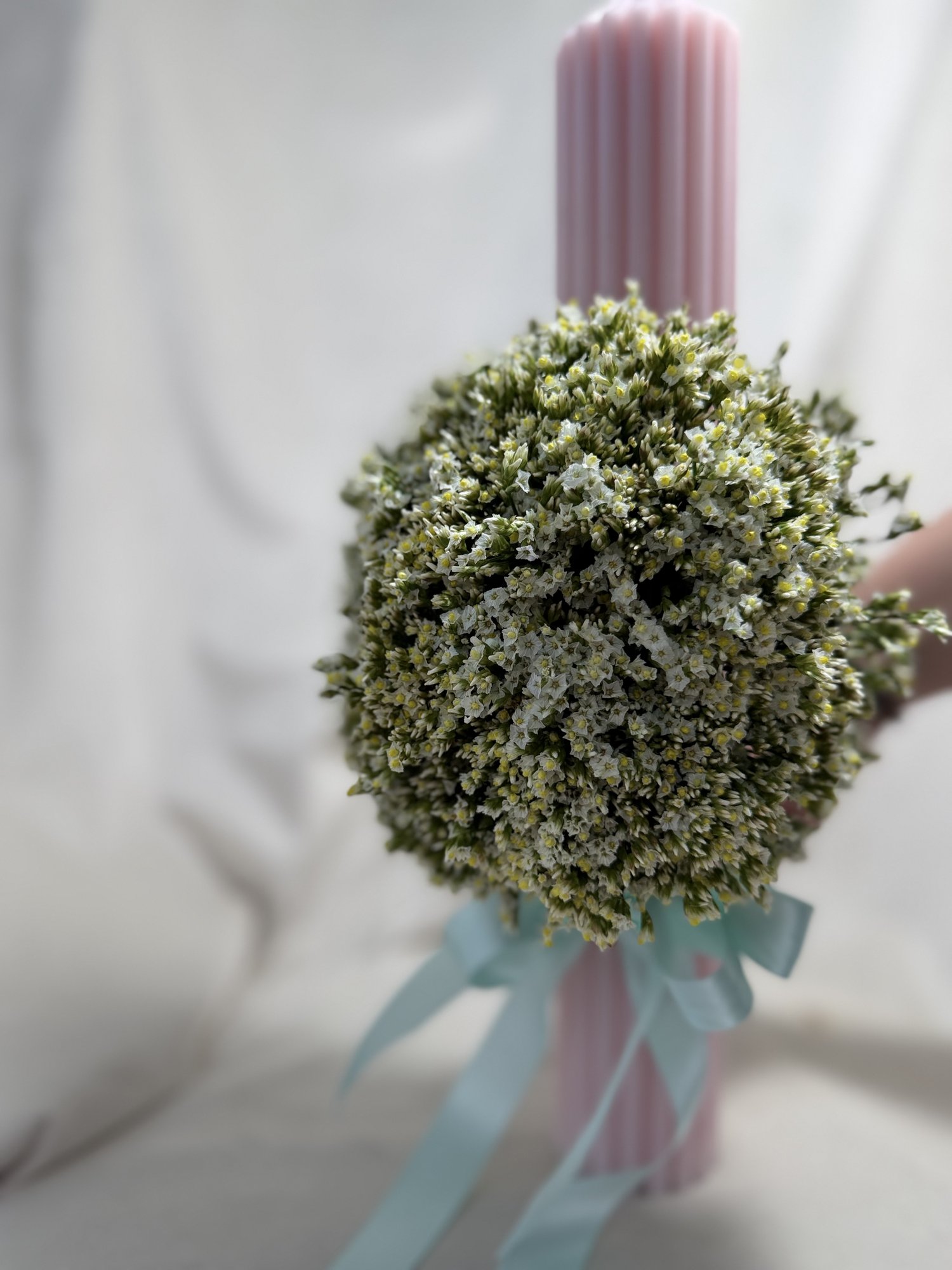 Ivory Whisper – Lumânare de cununie florală cu limonium delicat - Imagine 3