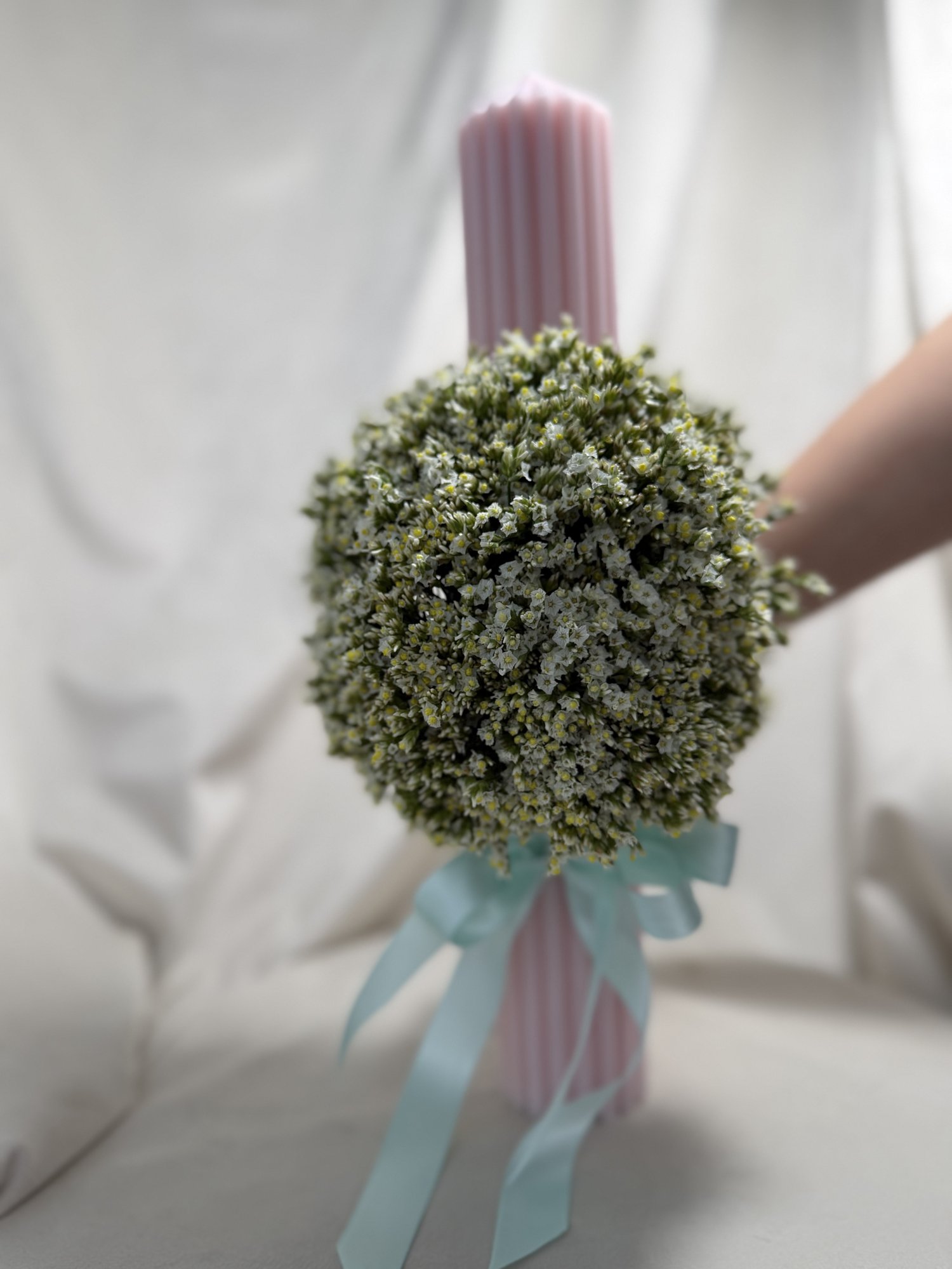 Ivory Whisper – Lumânare de cununie florală cu limonium delicat - Imagine 4