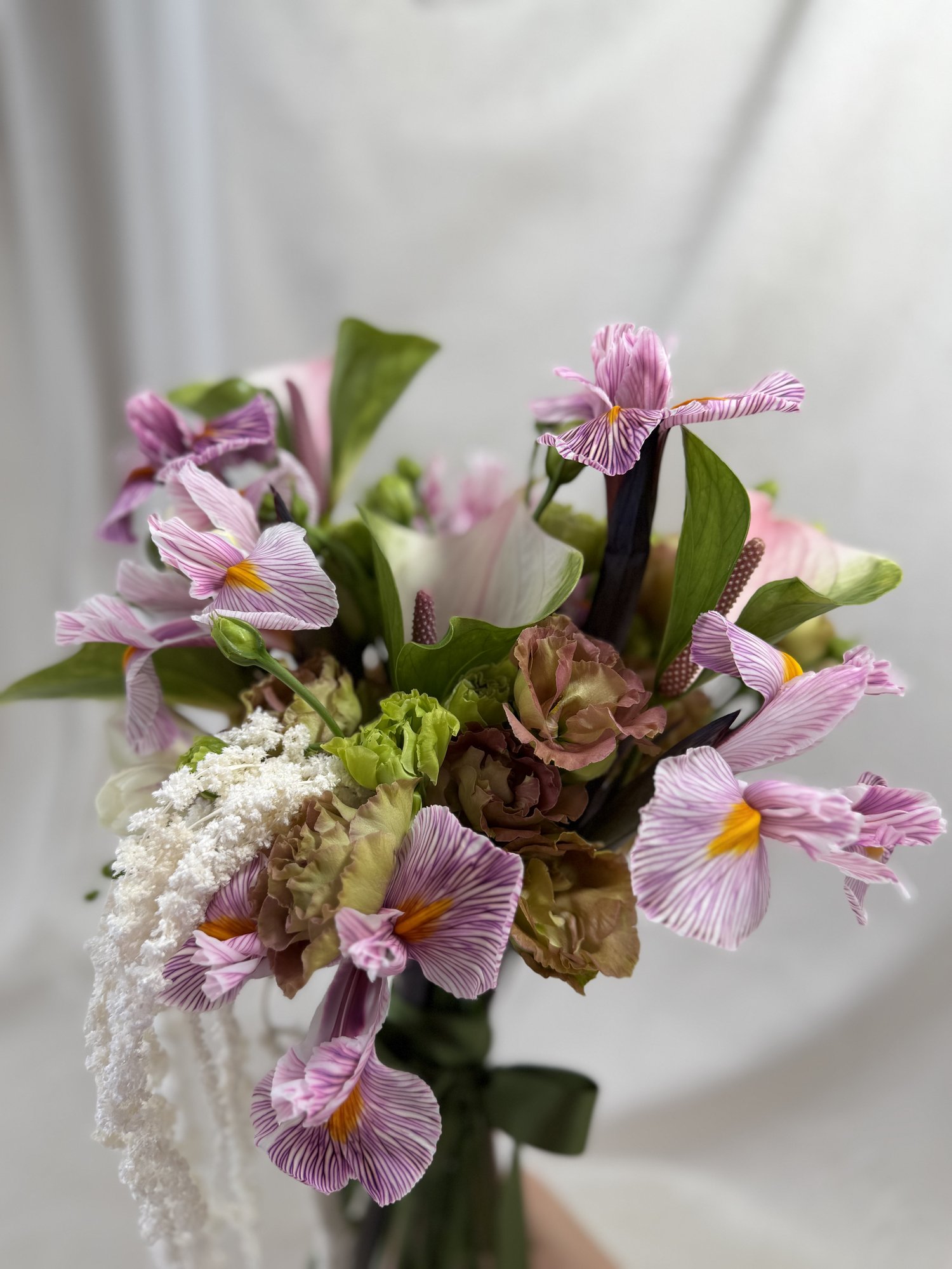 Veil of Iris – Buchet de mireasă couture cu iris pastel și anthurium blush