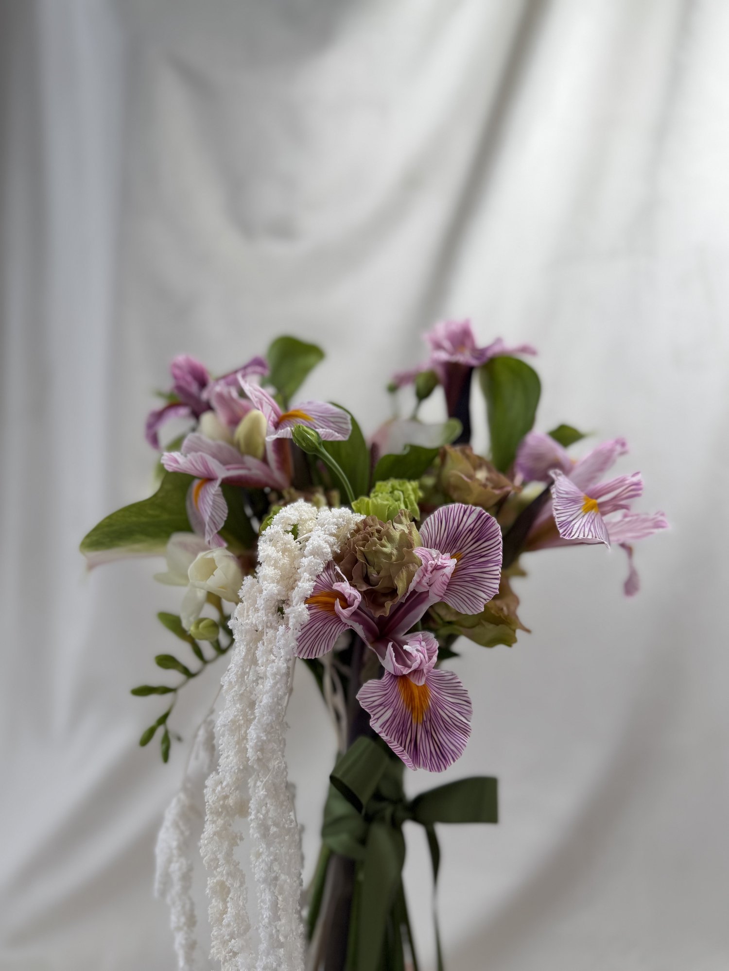 Veil of Iris – Buchet de mireasă couture cu iris pastel și anthurium blush - Imagine 2