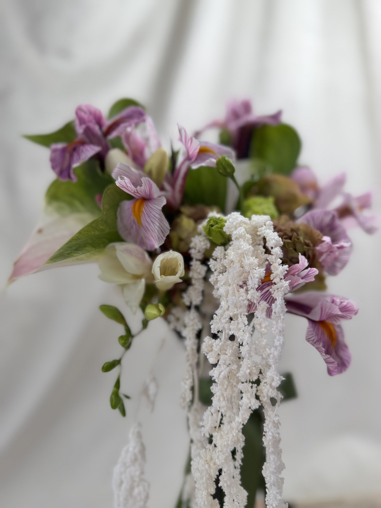 Veil of Iris – Buchet de mireasă couture cu iris pastel și anthurium blush - Imagine 3